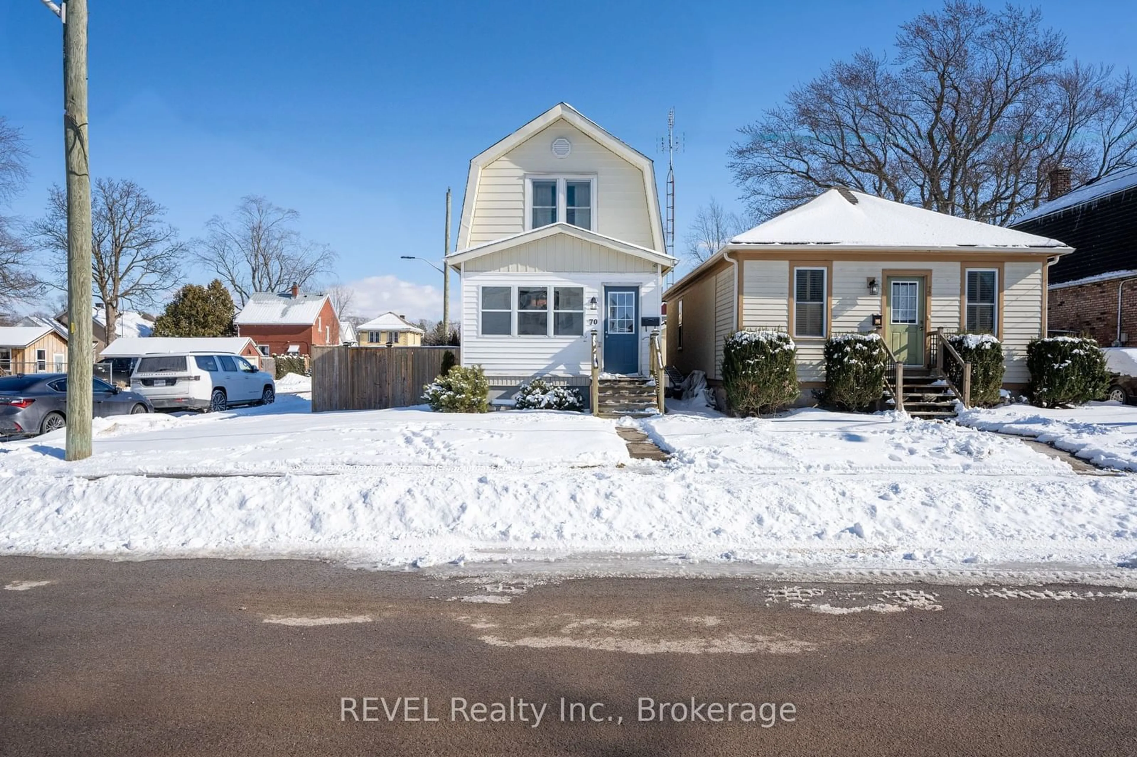 A pic from outside/outdoor area/front of a property/back of a property/a pic from drone, street for 70 Oakland Ave, Welland Ontario L3C 2C1