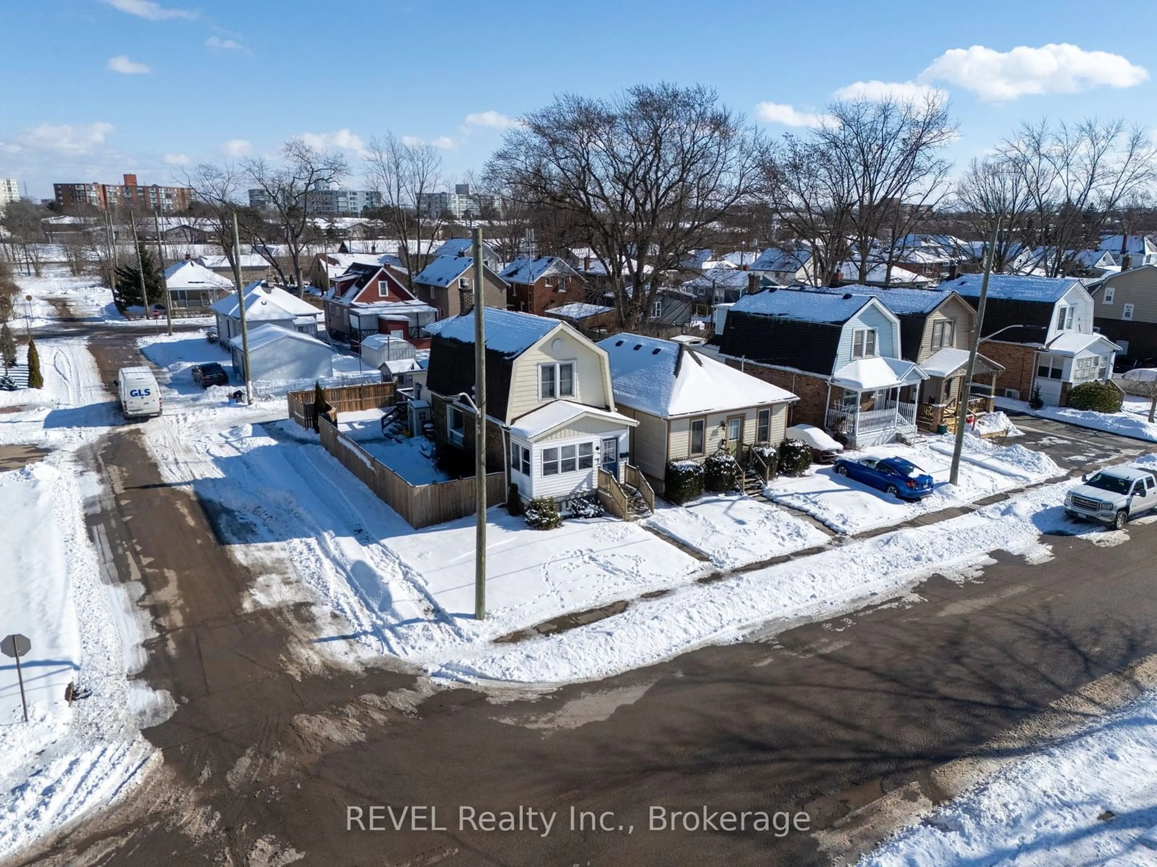 A pic from outside/outdoor area/front of a property/back of a property/a pic from drone, street for 70 Oakland Ave, Welland Ontario L3C 2C1