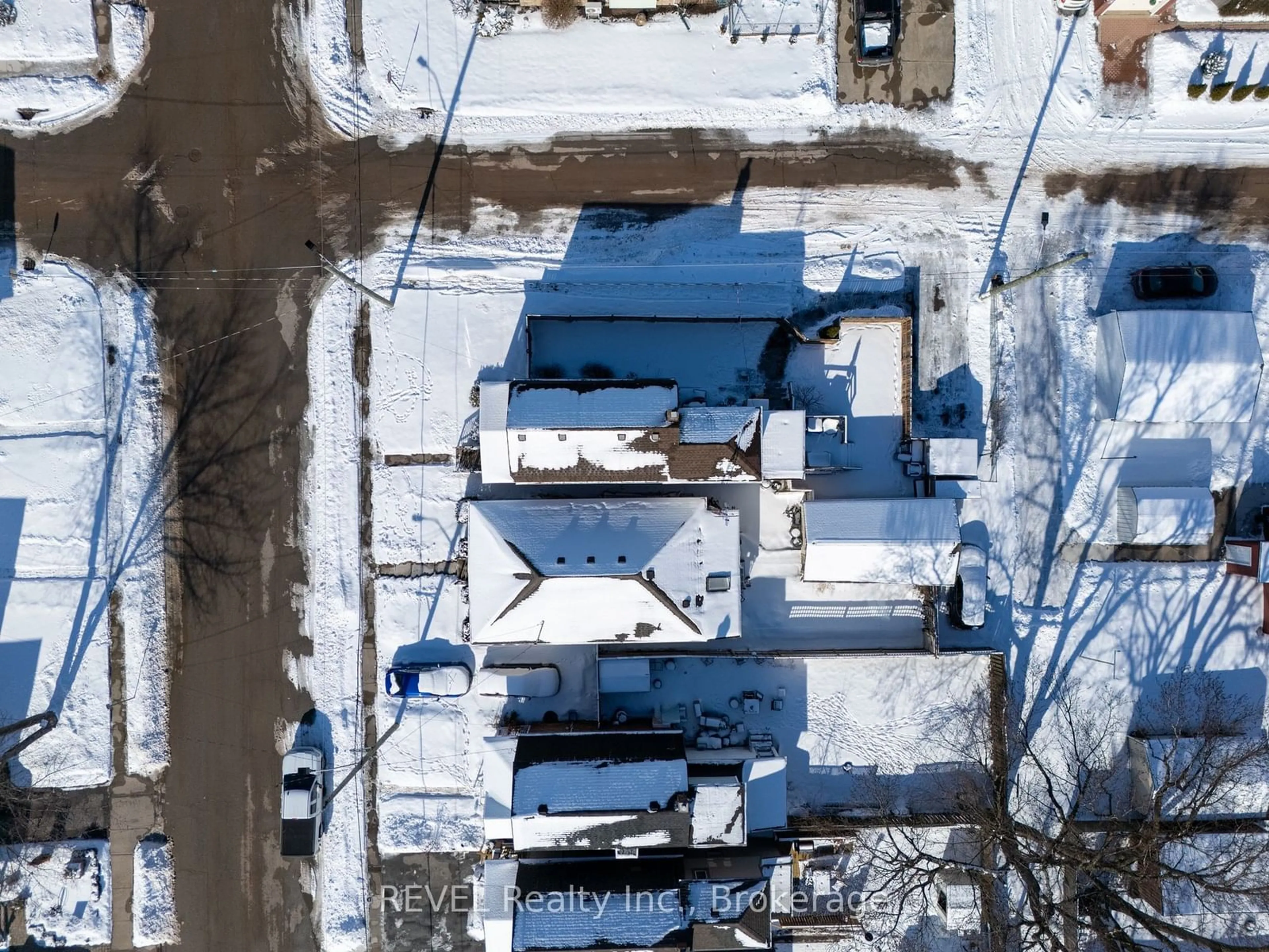 A pic from outside/outdoor area/front of a property/back of a property/a pic from drone, street for 70 Oakland Ave, Welland Ontario L3C 2C1