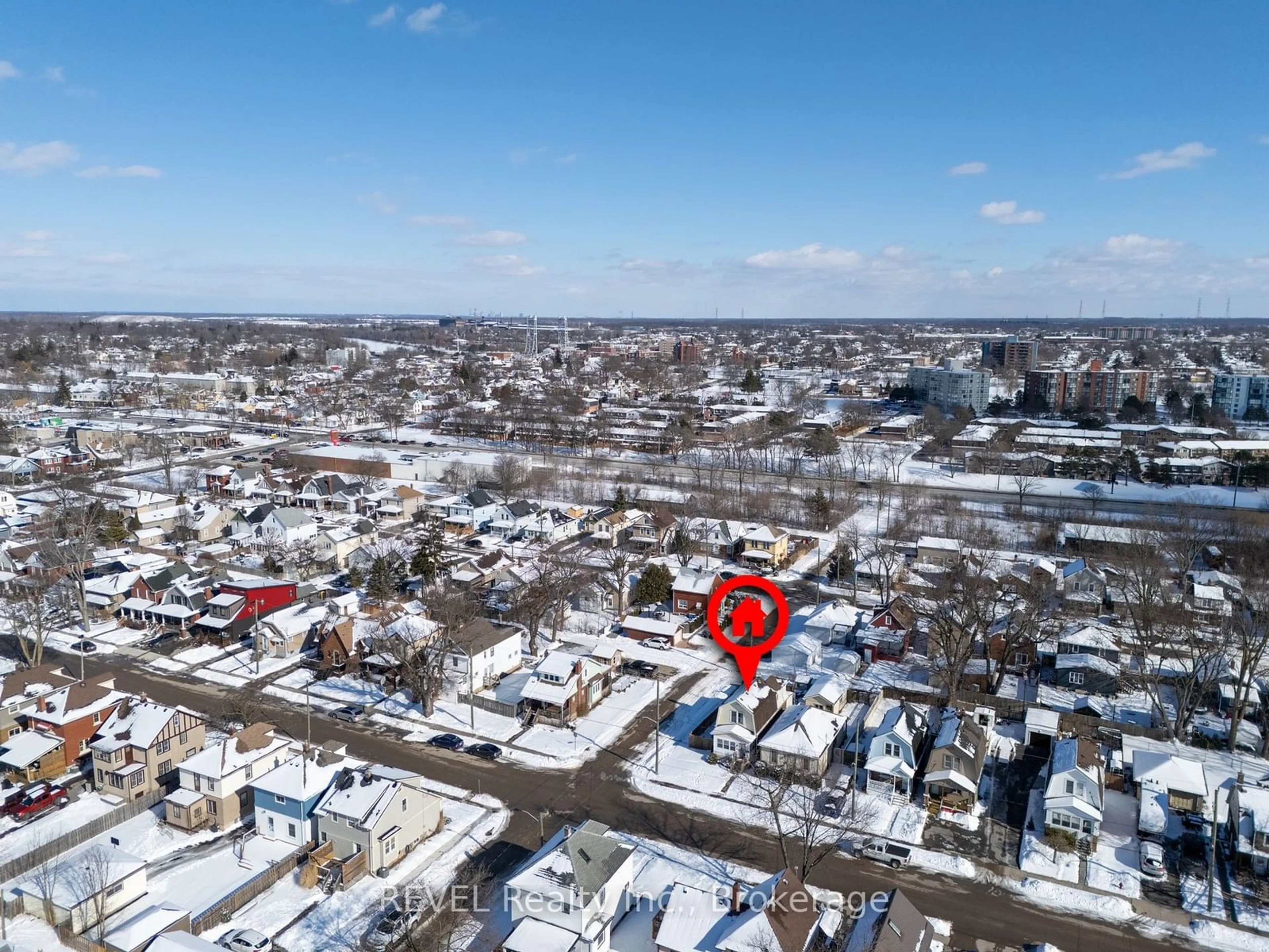 A pic from outside/outdoor area/front of a property/back of a property/a pic from drone, street for 70 Oakland Ave, Welland Ontario L3C 2C1