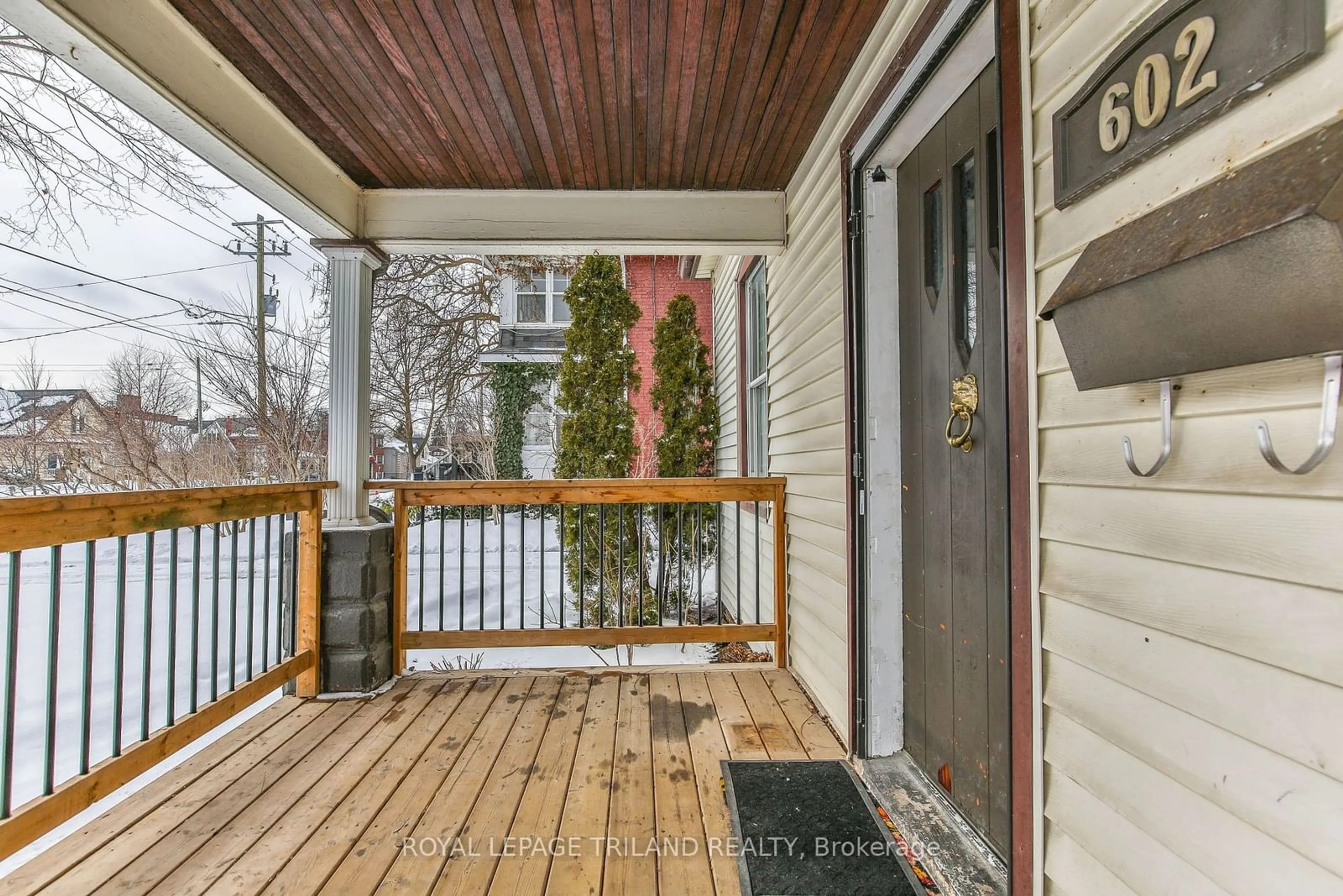 Indoor entryway for 602 CENTRAL Ave, London Ontario N6B 2G4