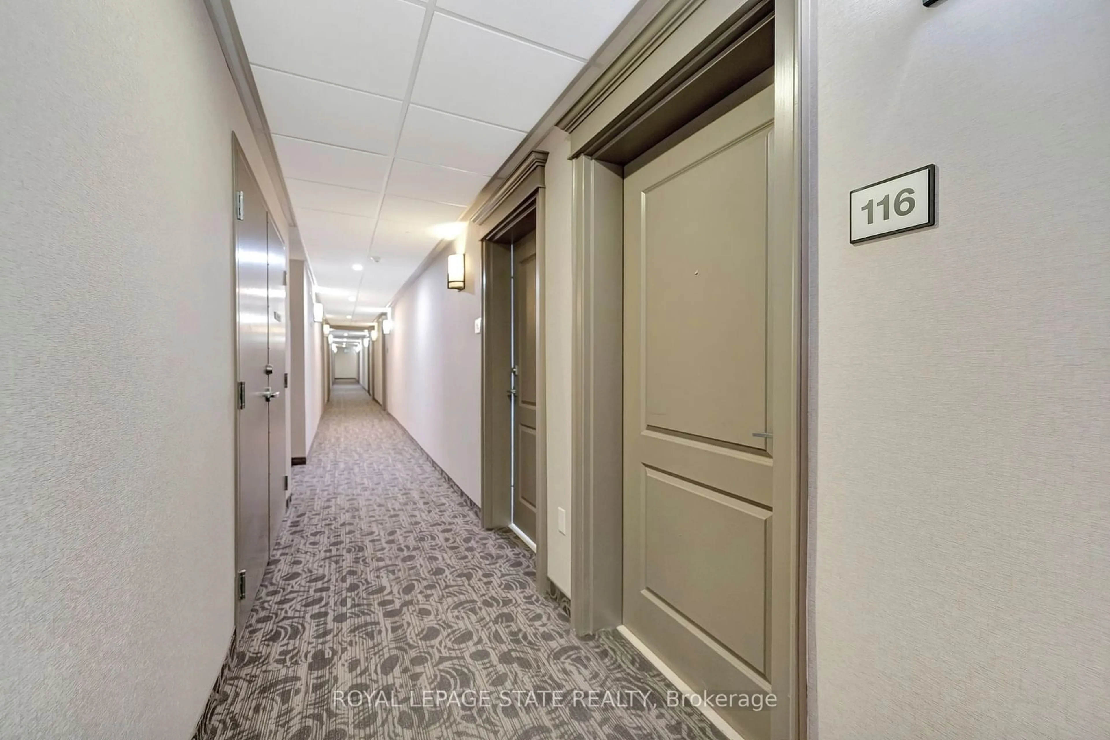 Indoor foyer for 101 Shoreview Pl #116, Hamilton Ontario L8E 0K2