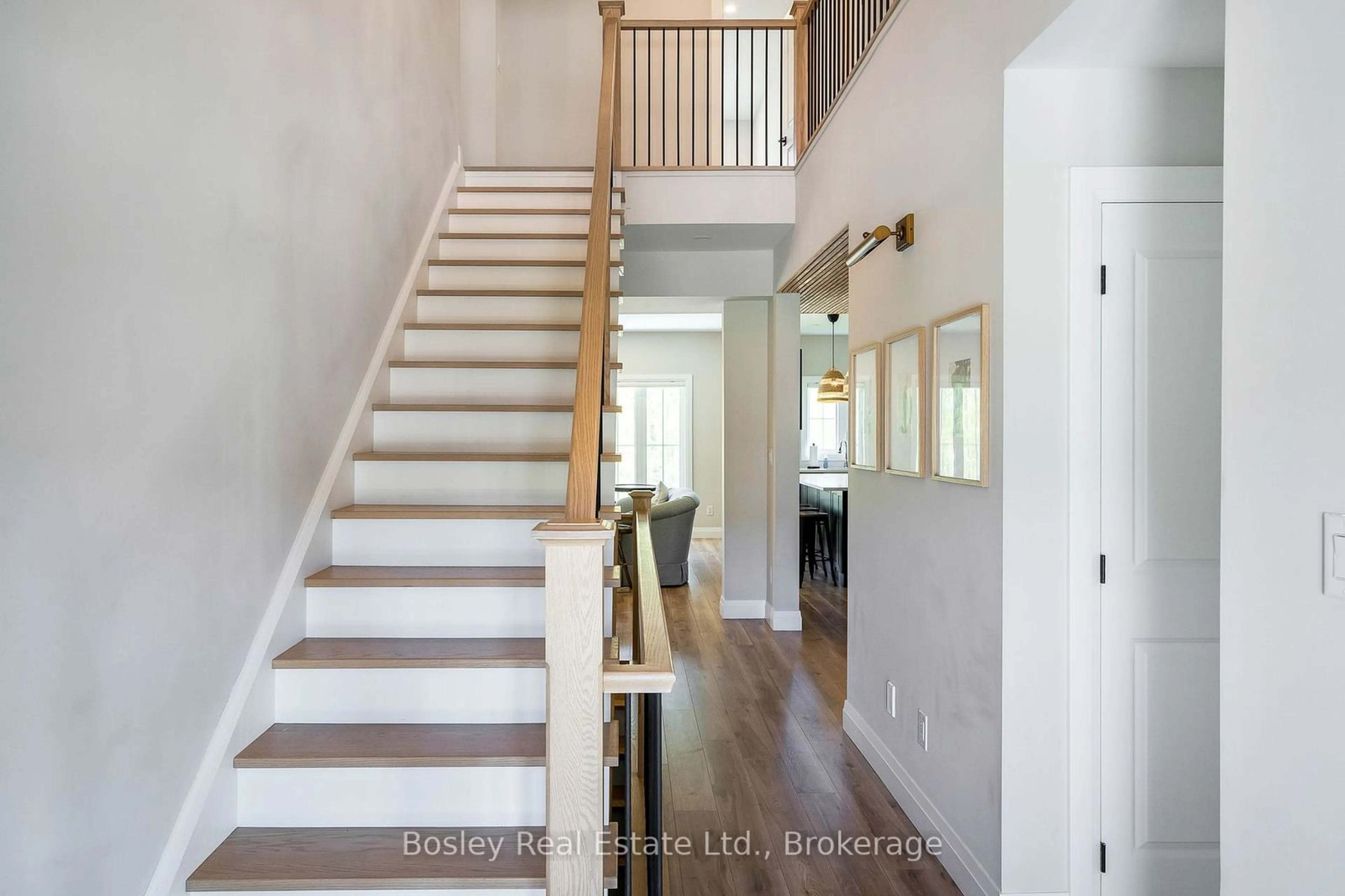 Indoor entryway for 104 BLACK WILLOW Cres, Blue Mountains Ontario L9Y 5L8