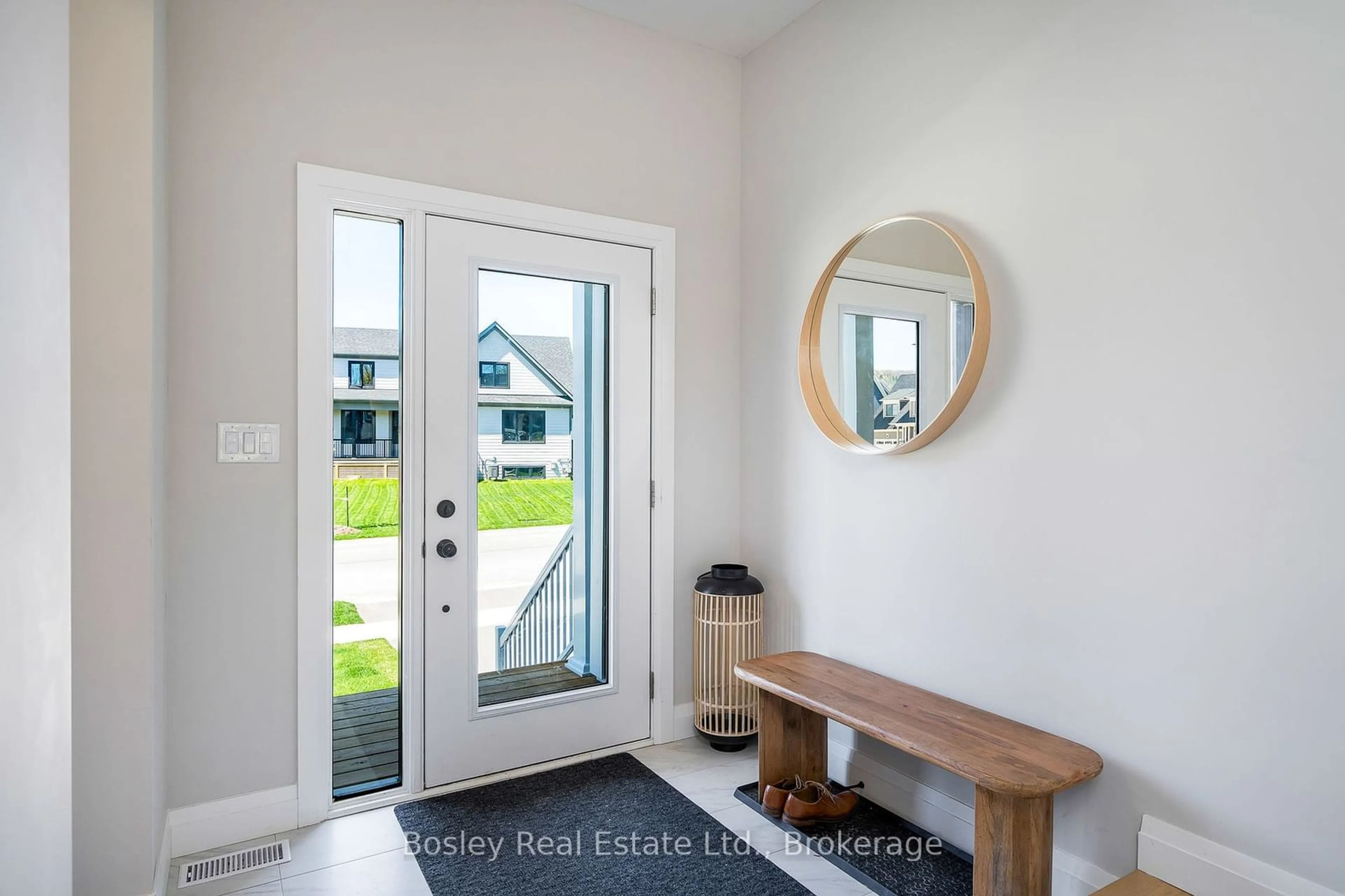 Indoor entryway for 104 BLACK WILLOW Cres, Blue Mountains Ontario L9Y 5L8