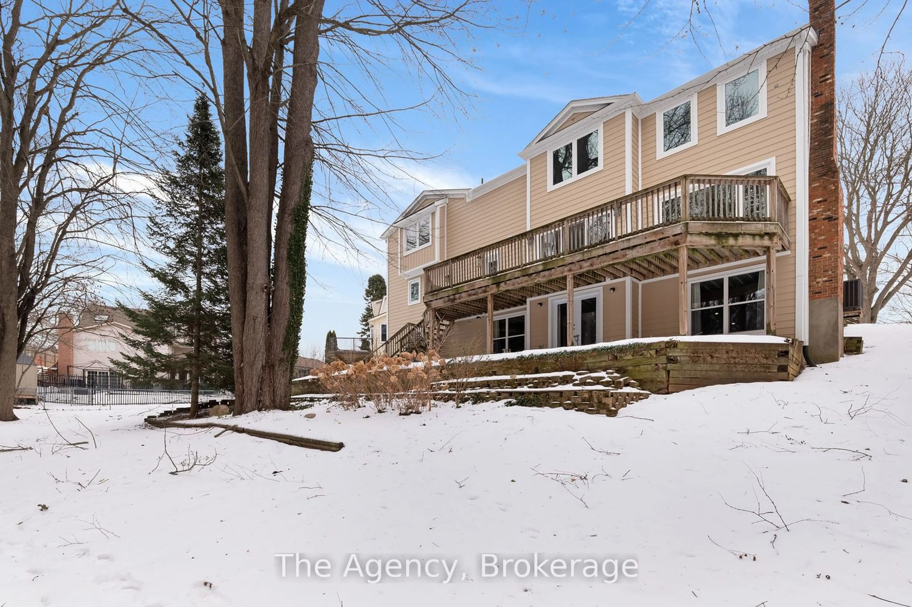 A pic from outside/outdoor area/front of a property/back of a property/a pic from drone, unknown for 11 Vista Dr, Pelham Ontario L0S 1E2