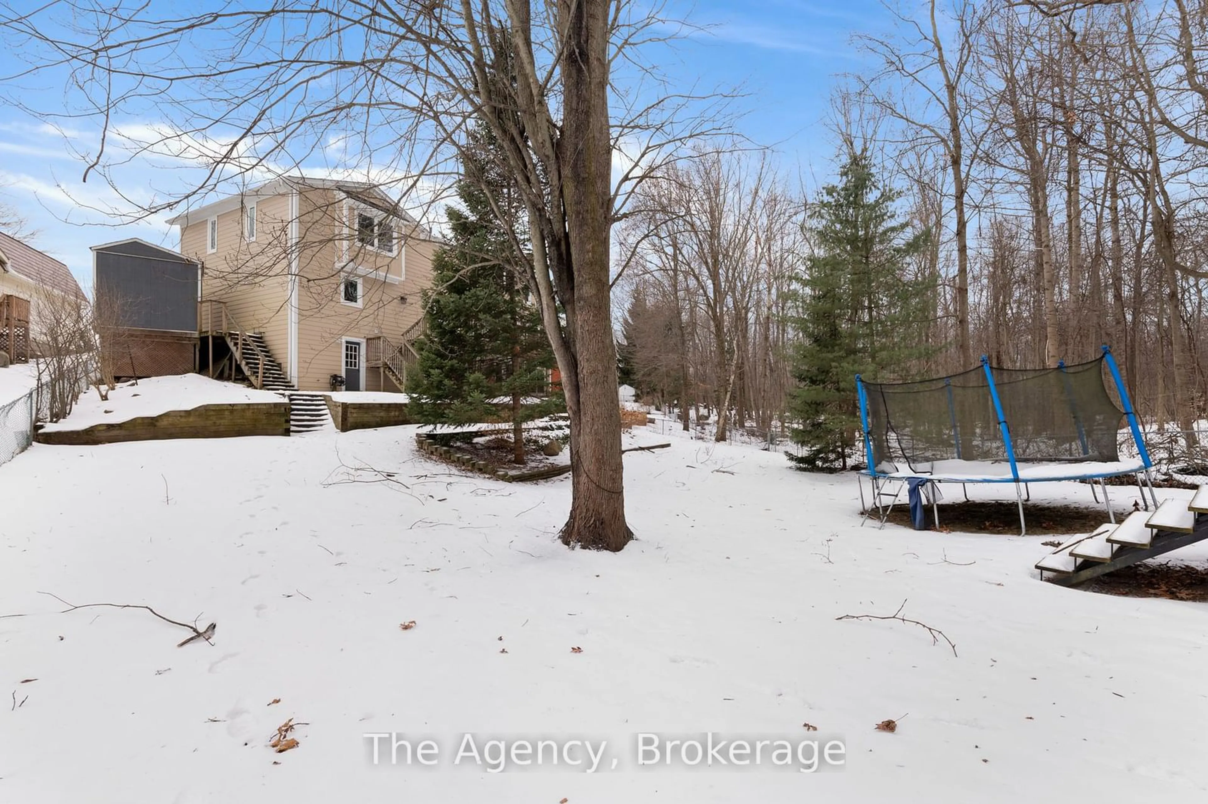 A pic from outside/outdoor area/front of a property/back of a property/a pic from drone, street for 11 Vista Dr, Pelham Ontario L0S 1E2