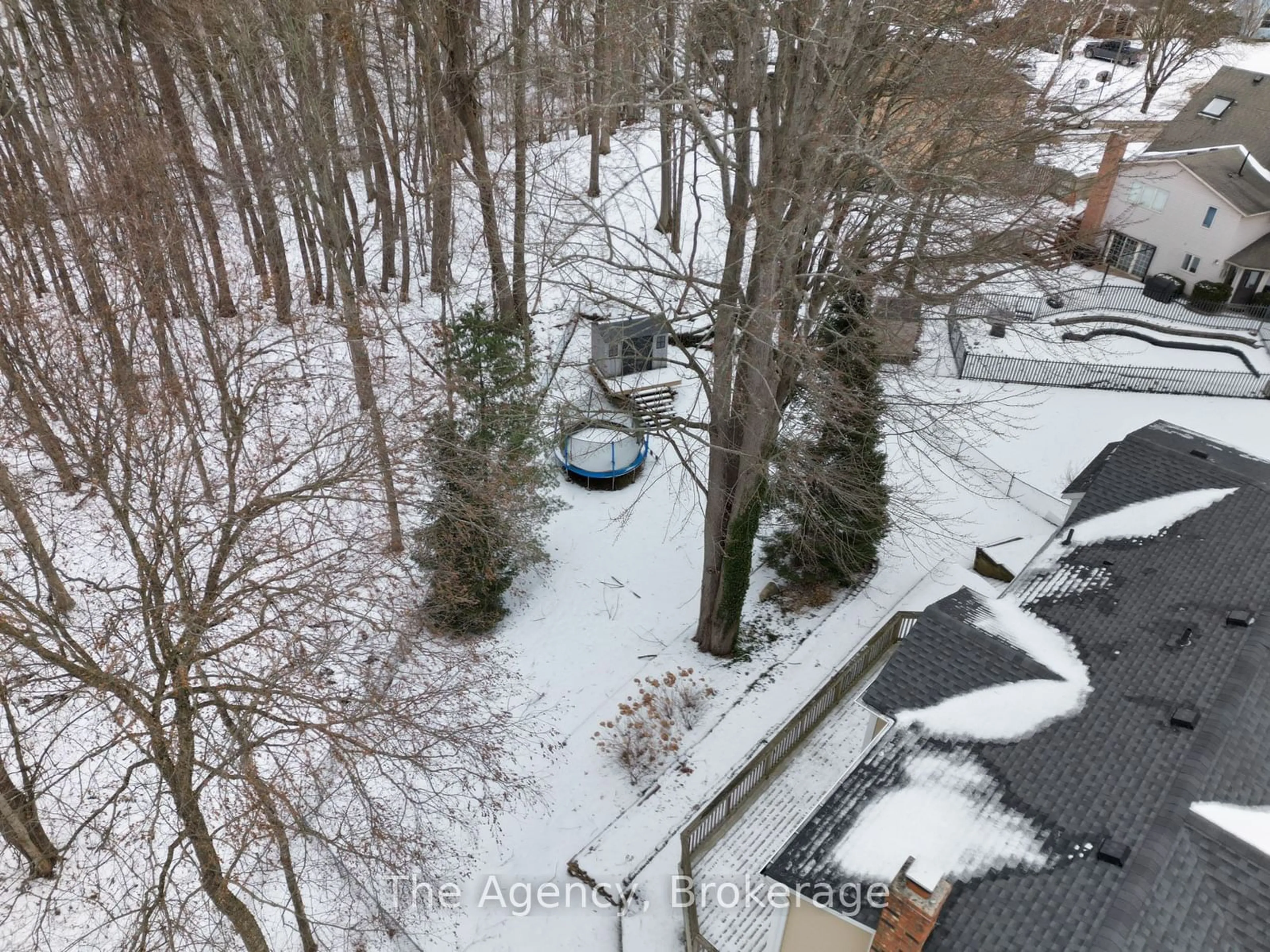 A pic from outside/outdoor area/front of a property/back of a property/a pic from drone, unknown for 11 Vista Dr, Pelham Ontario L0S 1E2