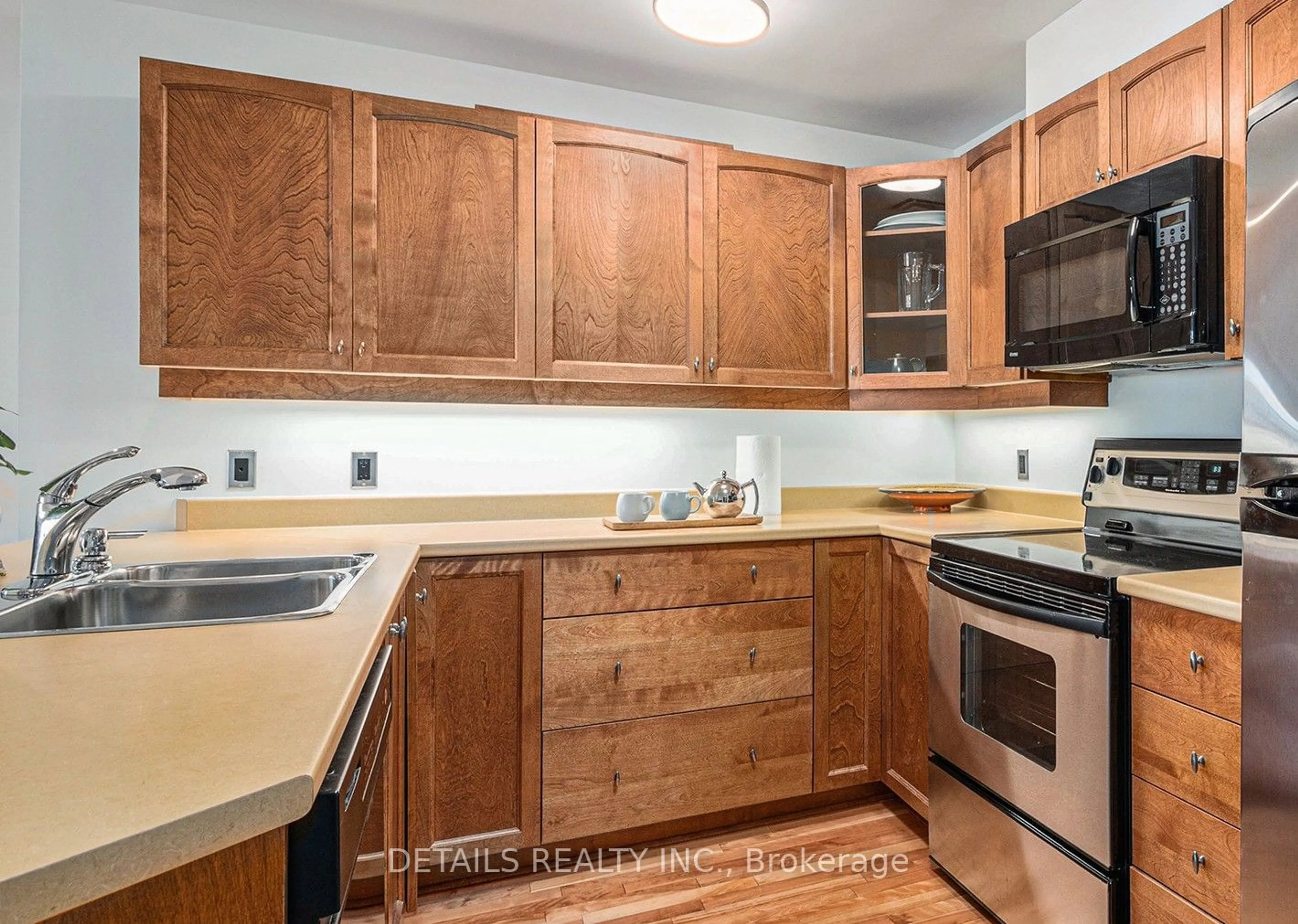 Standard kitchen, unknown for 400 MCLEOD St #201, Ottawa Centre Ontario K2P 1A6