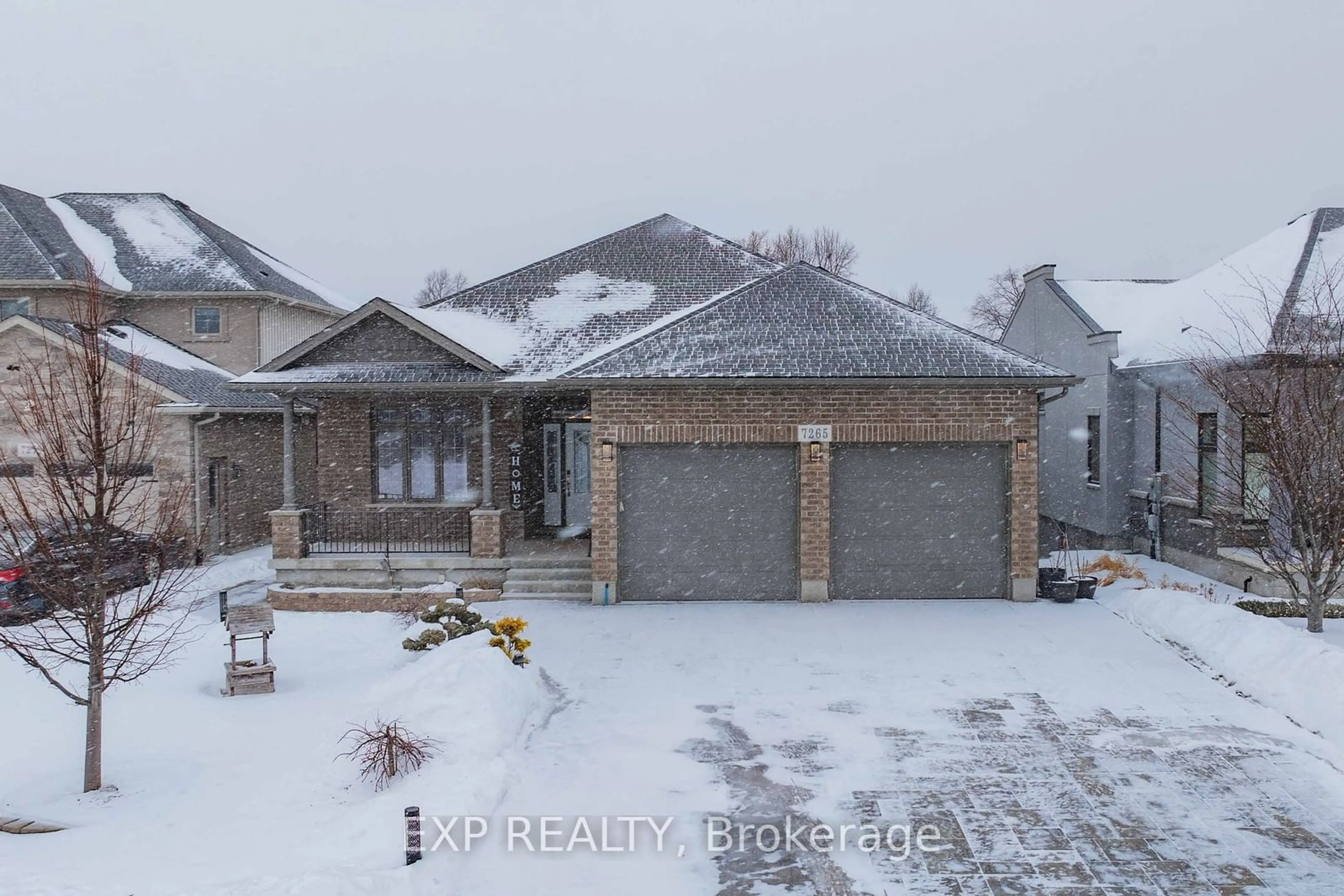 A pic from outside/outdoor area/front of a property/back of a property/a pic from drone, street for 7265 Optimist Lane, Niagara Falls Ontario L2E 0B3