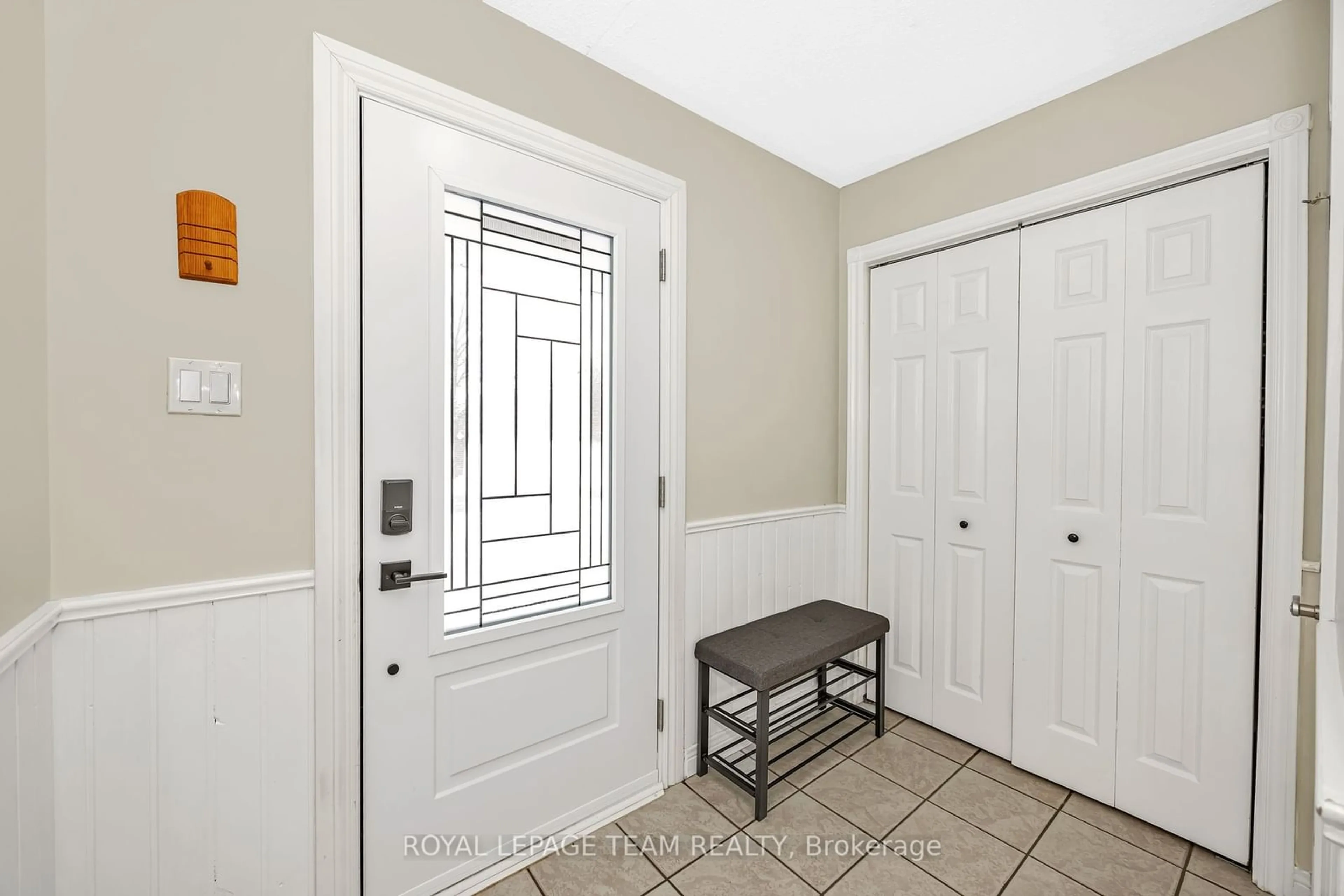 Indoor entryway for 47 Exeter Dr, Barrhaven Ontario K2J 1Z9