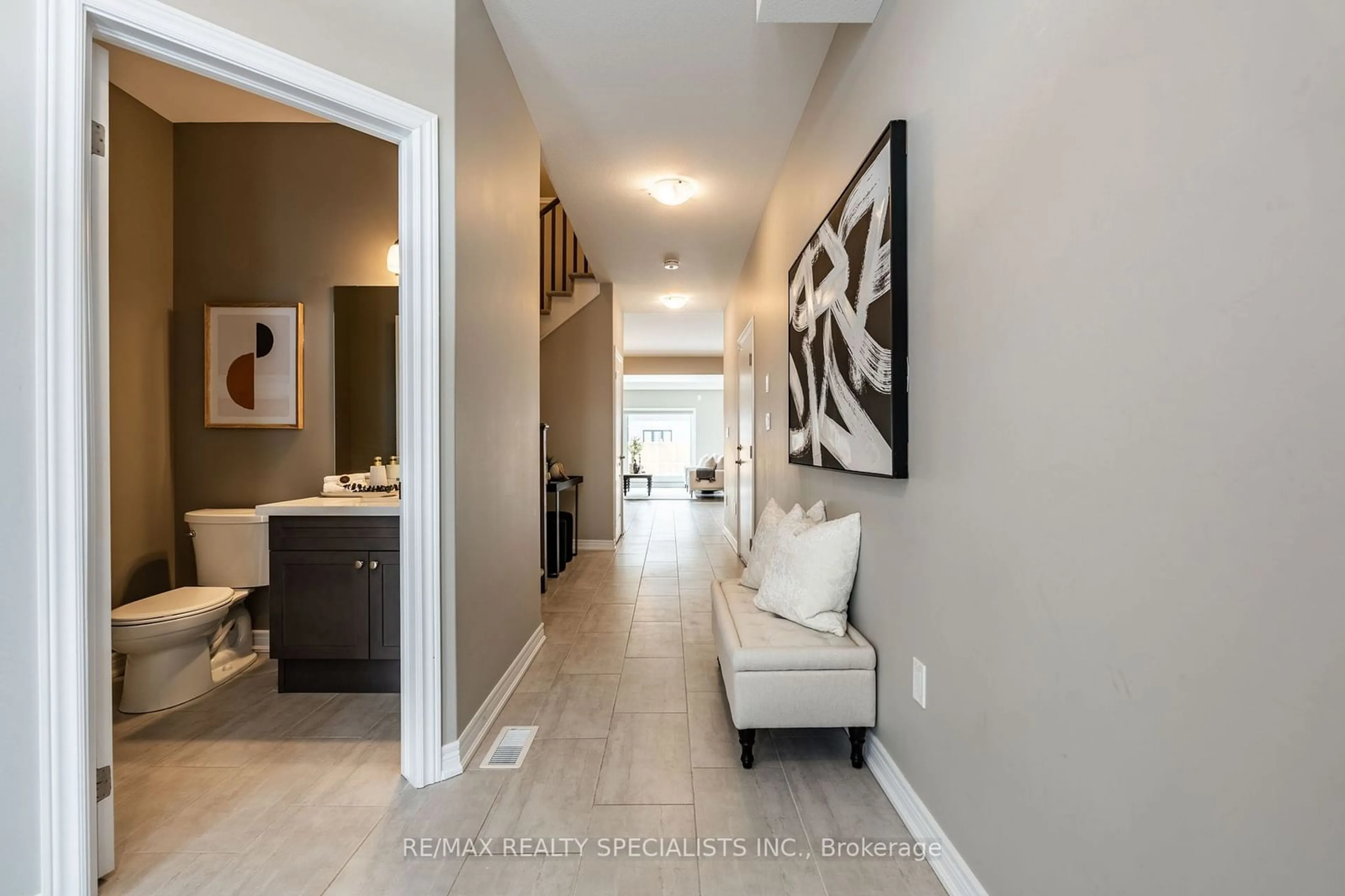 Indoor entryway for 7205 Parsa St, Niagara Falls Ontario L2H 3T1