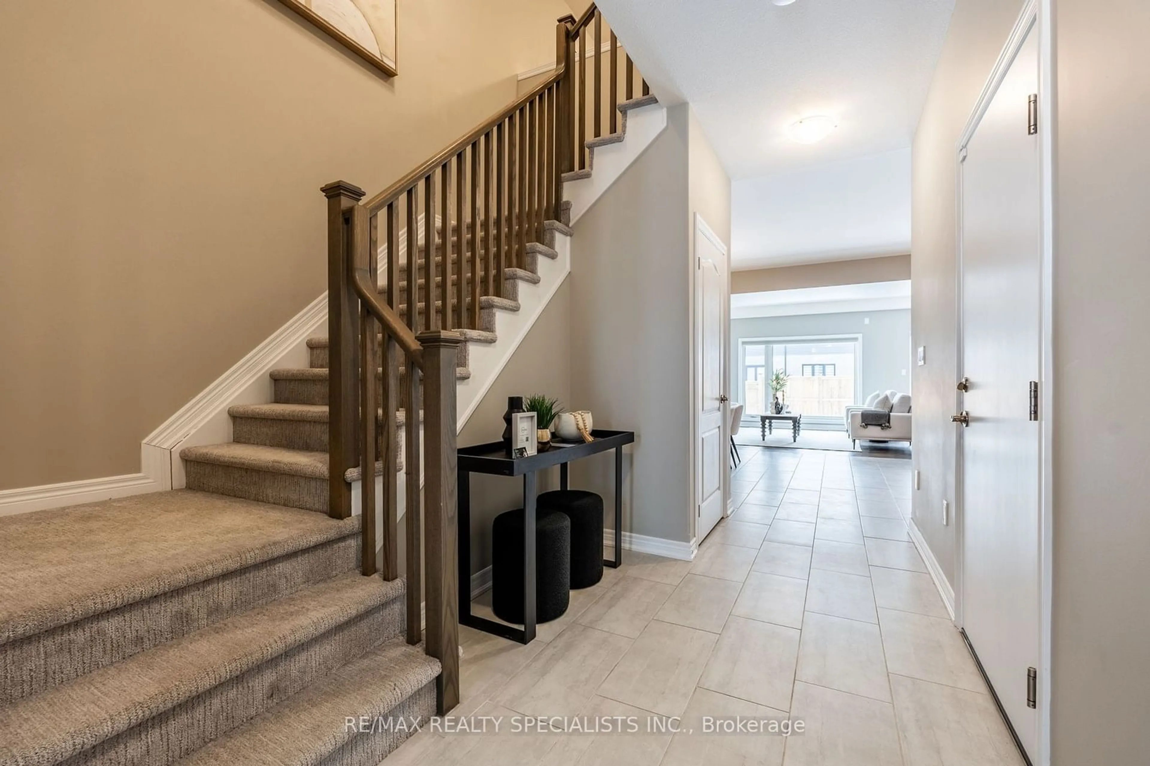 Indoor entryway for 7205 Parsa St, Niagara Falls Ontario L2H 3T1