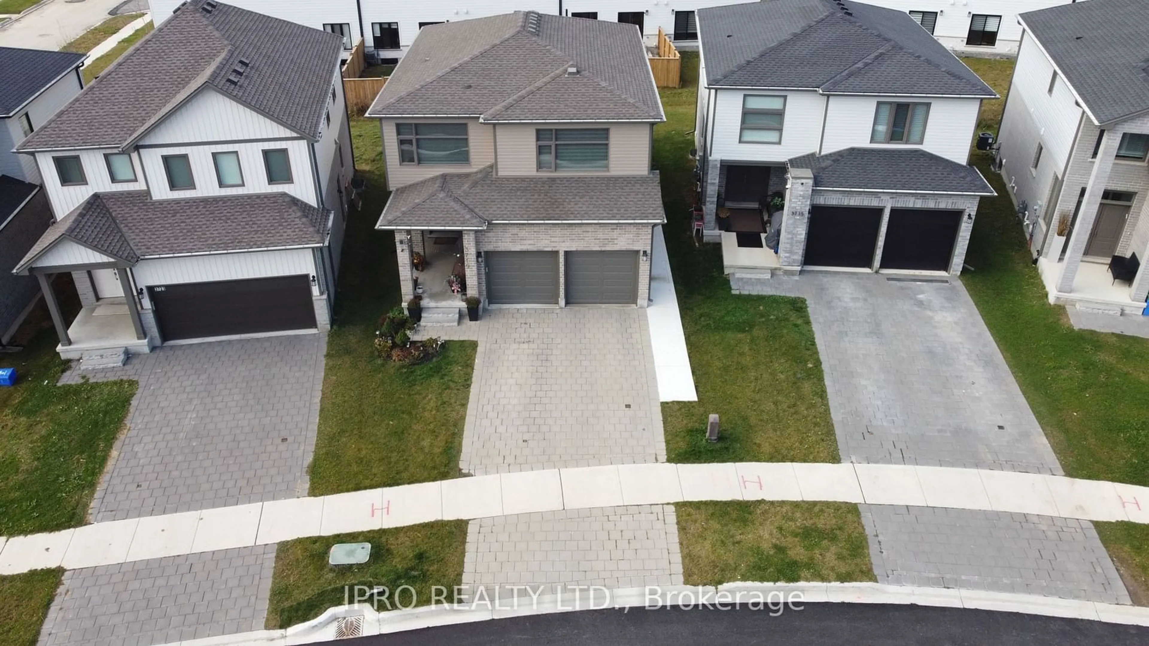 A pic from outside/outdoor area/front of a property/back of a property/a pic from drone, street for 3719 Somerston Cres, London Ontario N6L 0G4