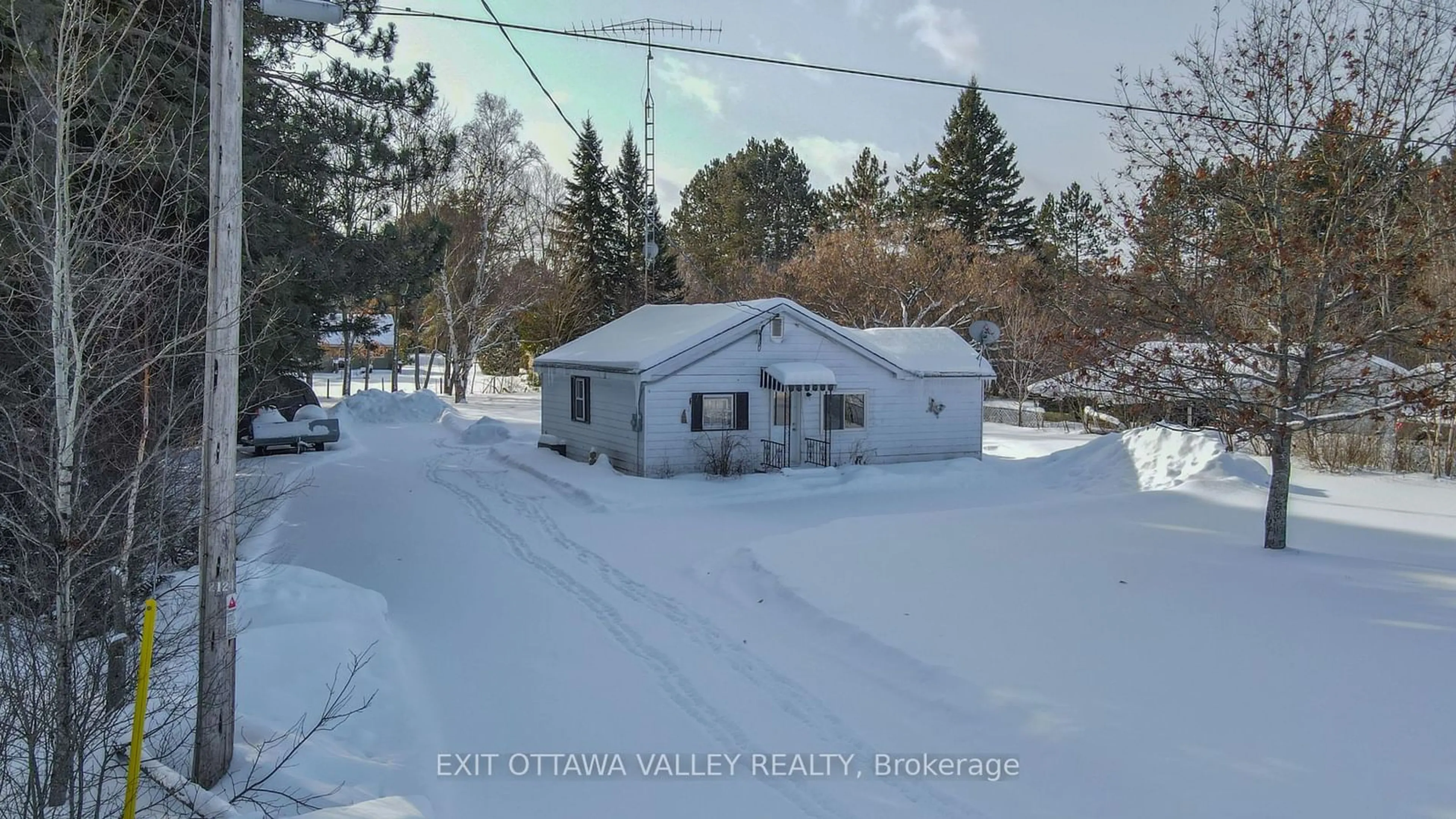 A pic from outside/outdoor area/front of a property/back of a property/a pic from drone, street for 51 Major Lake Rd, South Algonquin Ontario K0J 2C0