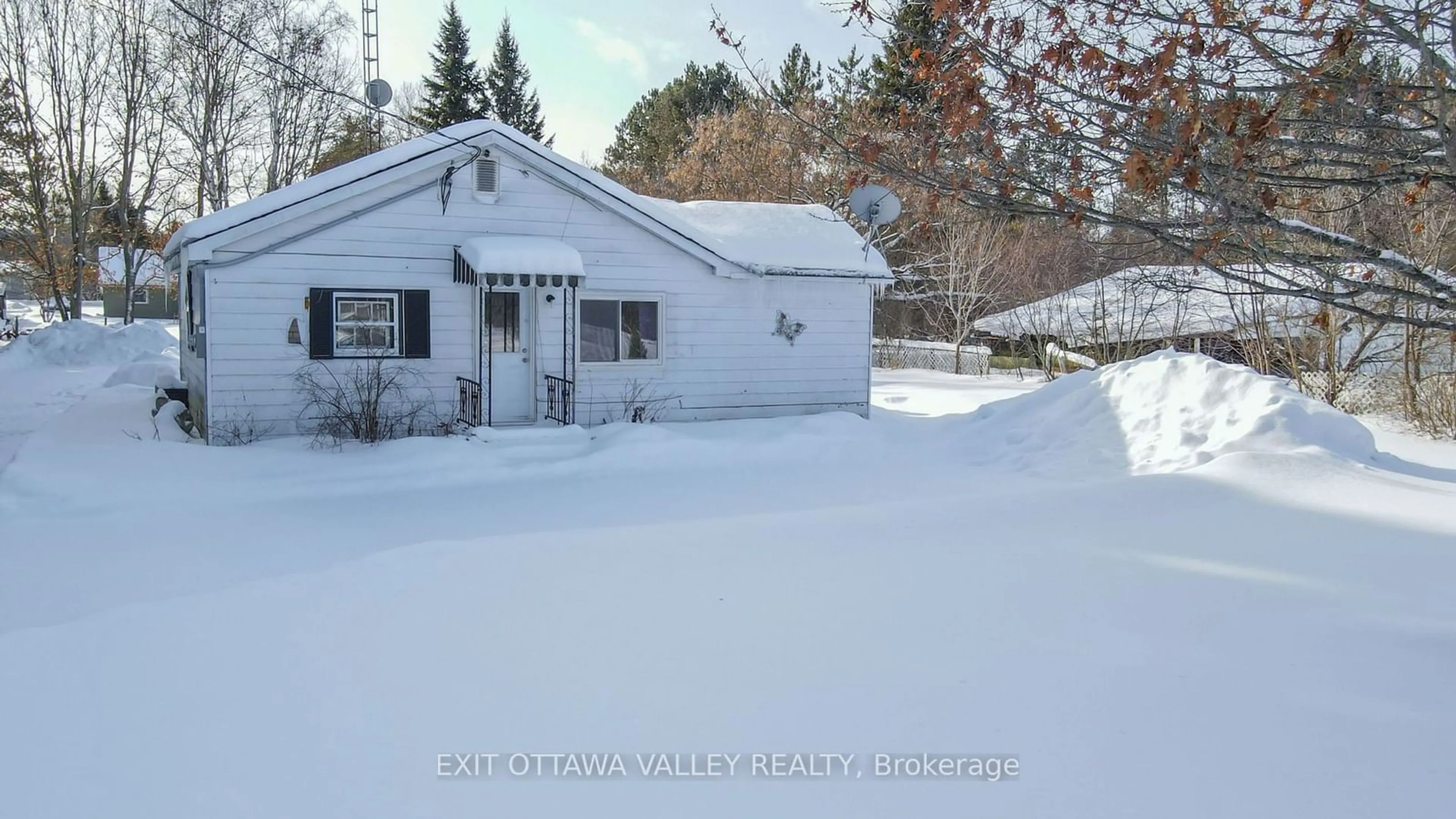 A pic from outside/outdoor area/front of a property/back of a property/a pic from drone, street for 51 Major Lake Rd, South Algonquin Ontario K0J 2C0