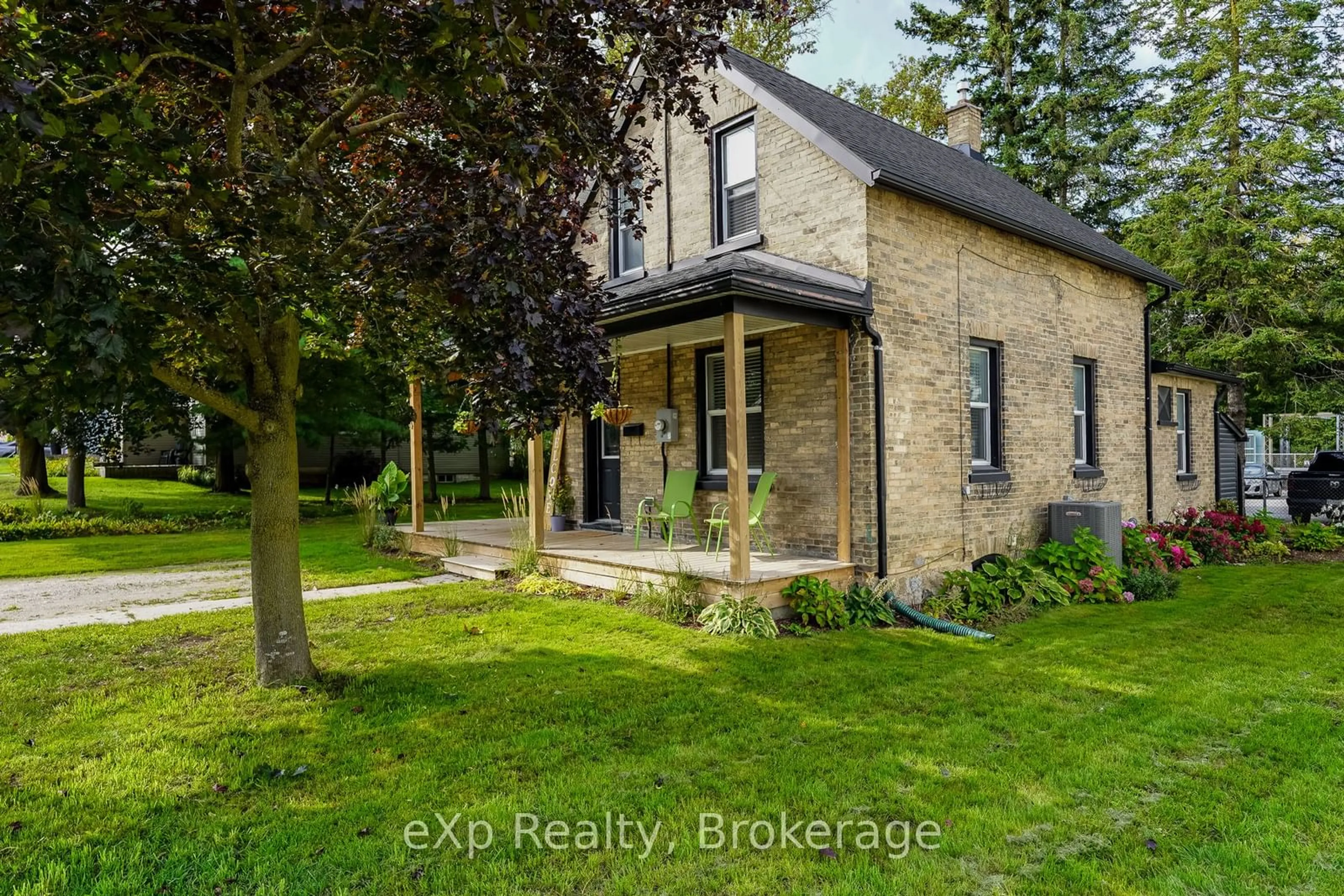 A pic from outside/outdoor area/front of a property/back of a property/a pic from drone, building for 640 8th Ave, Hanover Ontario N4N 2L3