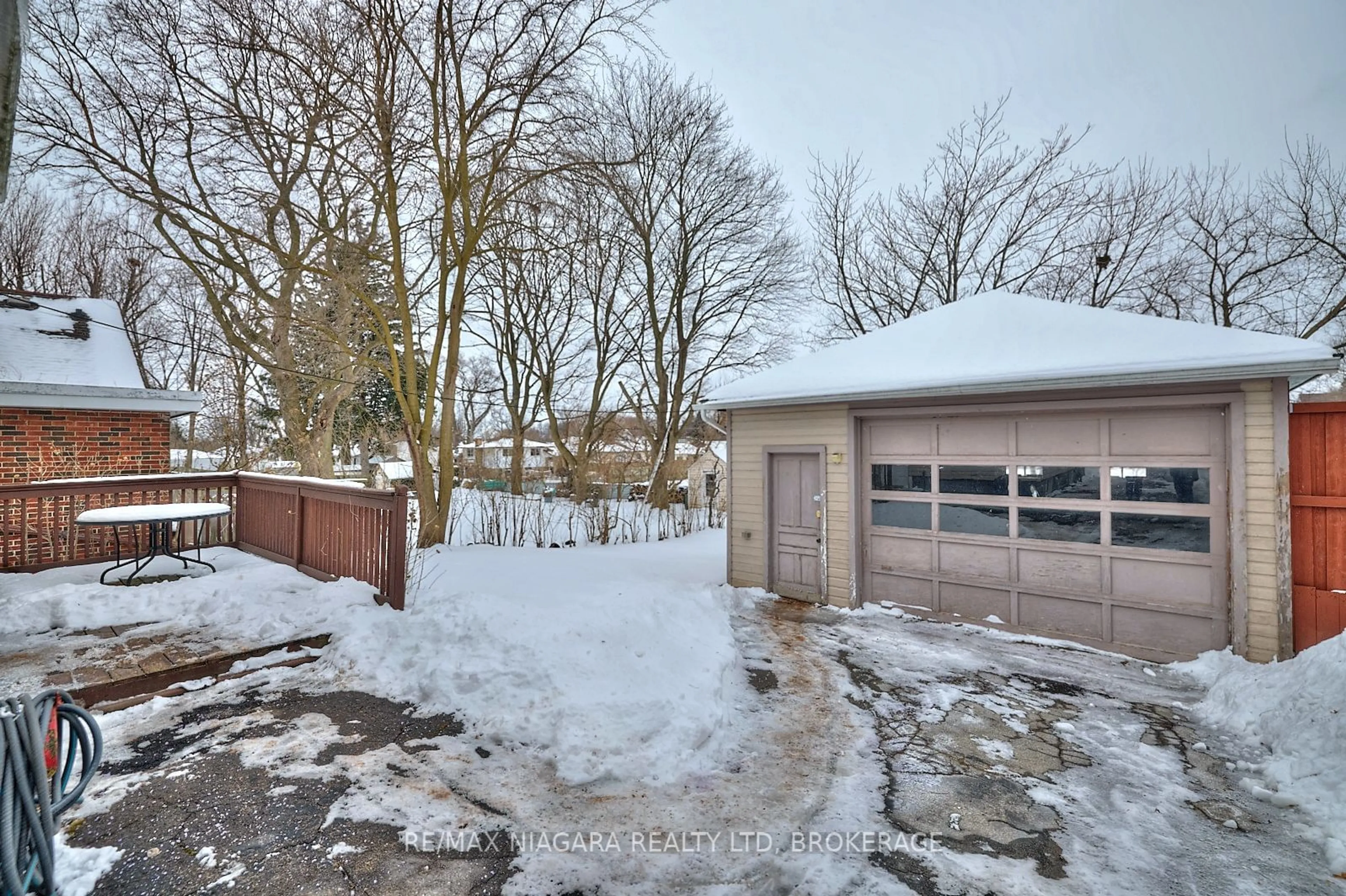 A pic from outside/outdoor area/front of a property/back of a property/a pic from drone, street for 5983 Franklin Ave, Niagara Falls Ontario L2G 4Y7