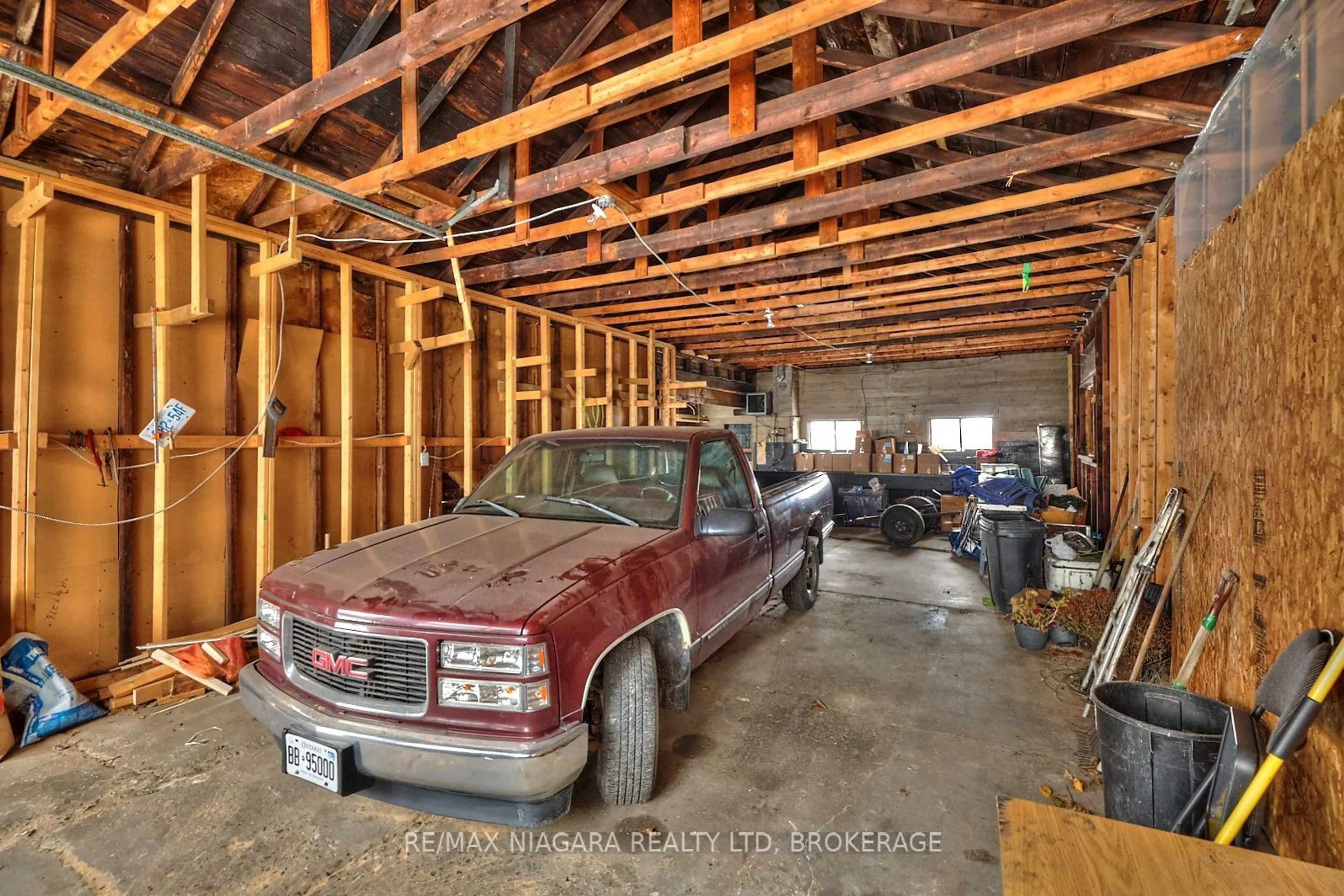 Indoor garage for 5983 Franklin Ave, Niagara Falls Ontario L2G 4Y7