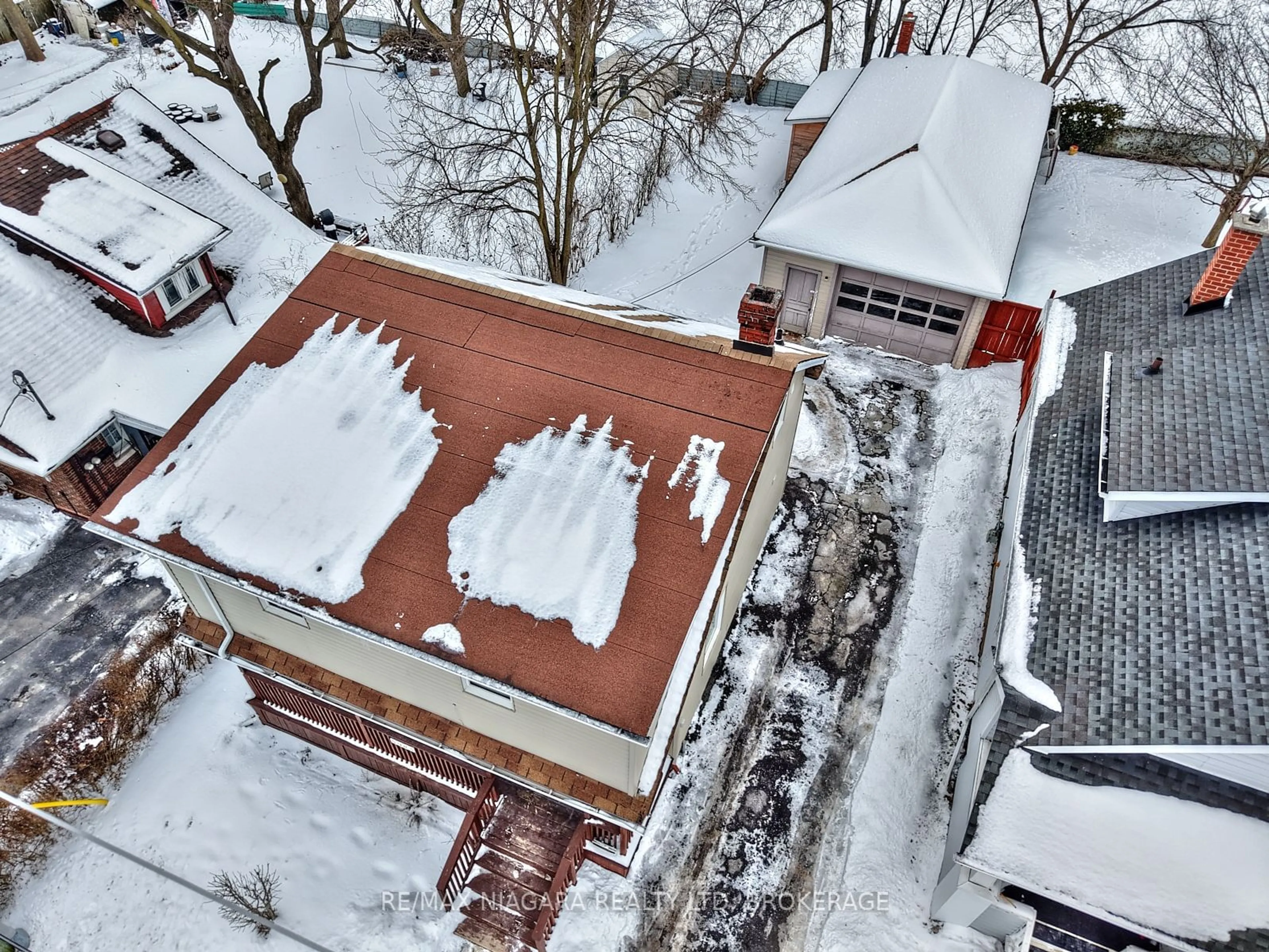 A pic from outside/outdoor area/front of a property/back of a property/a pic from drone, street for 5983 Franklin Ave, Niagara Falls Ontario L2G 4Y7