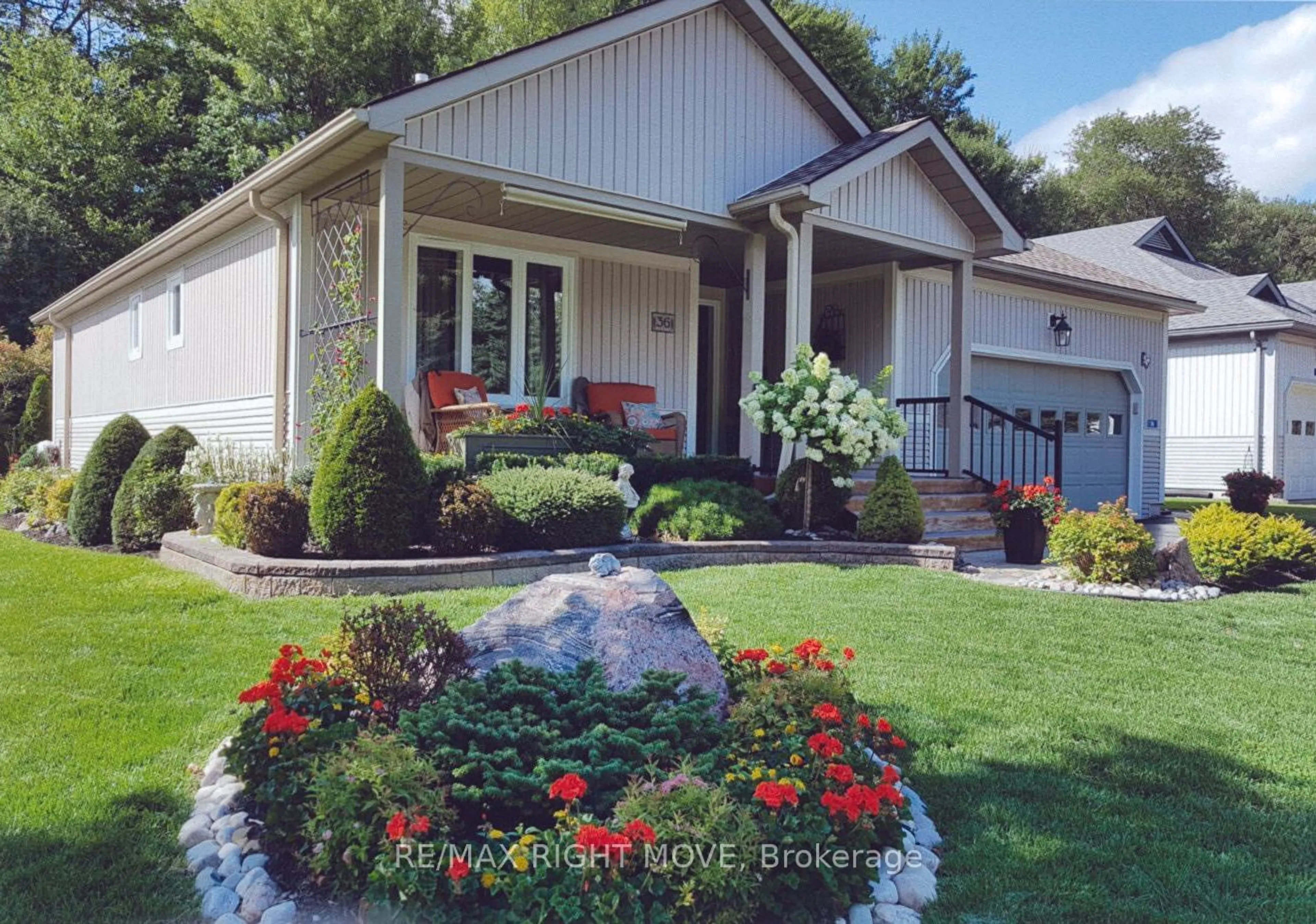 Home with vinyl exterior material, street for 36 Hedgewood Lane, Gravenhurst Ontario P1P 1Y8