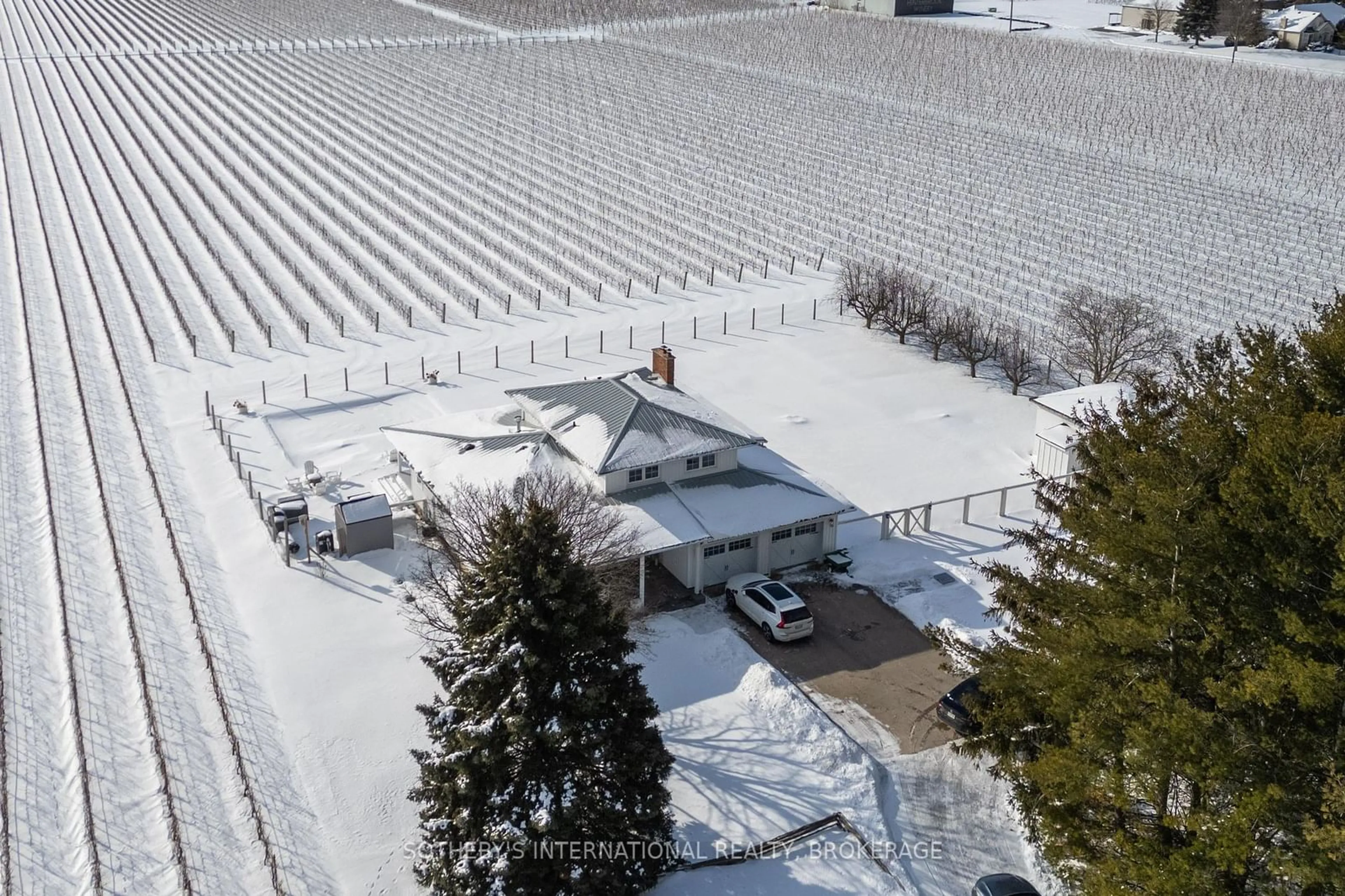 A pic from outside/outdoor area/front of a property/back of a property/a pic from drone, unknown for 1219 Lakeshore Rd, Niagara-on-the-Lake Ontario L0S 1J0