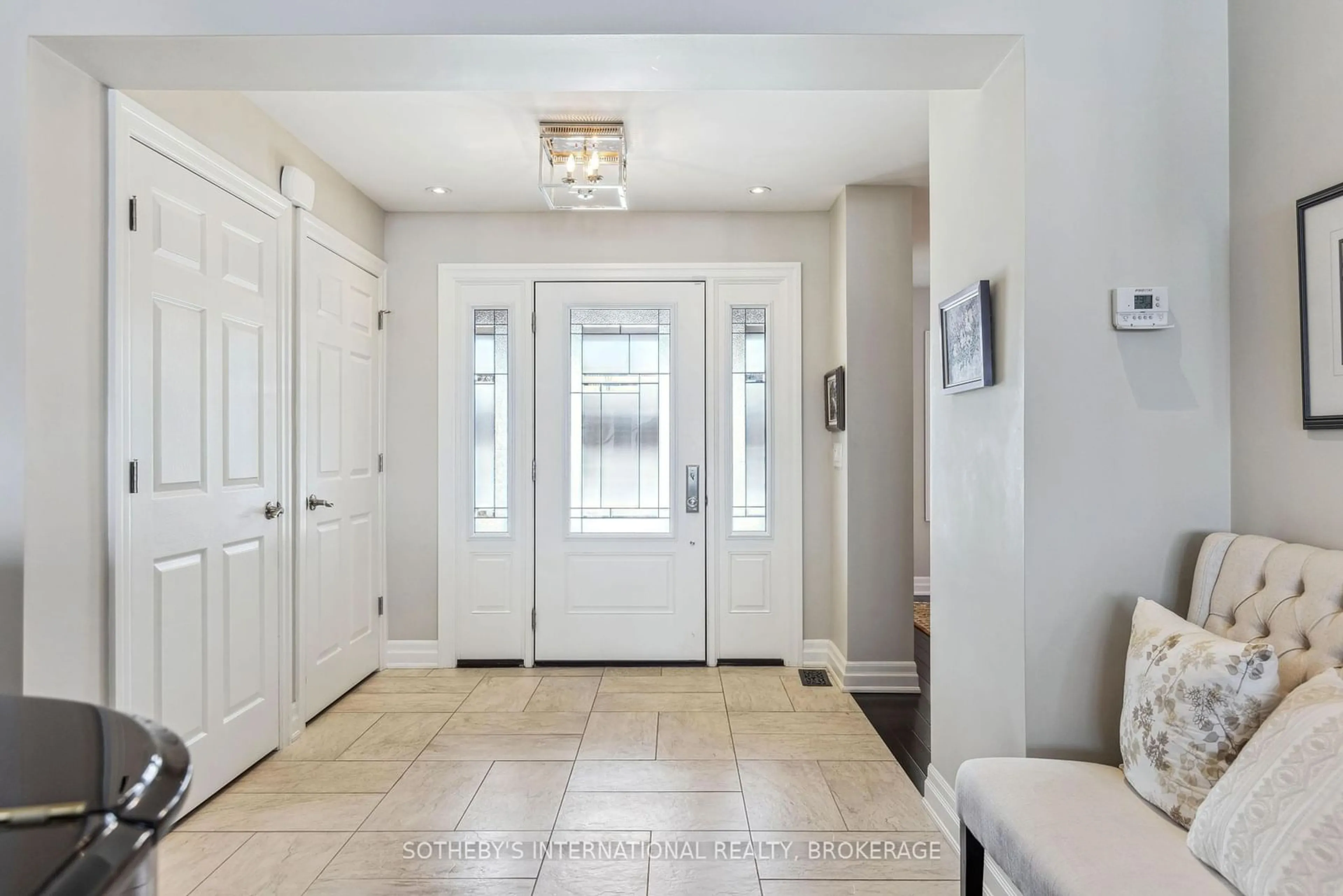 Indoor entryway for 97 Lakeview Dr, Hamilton Ontario L8E 5A6