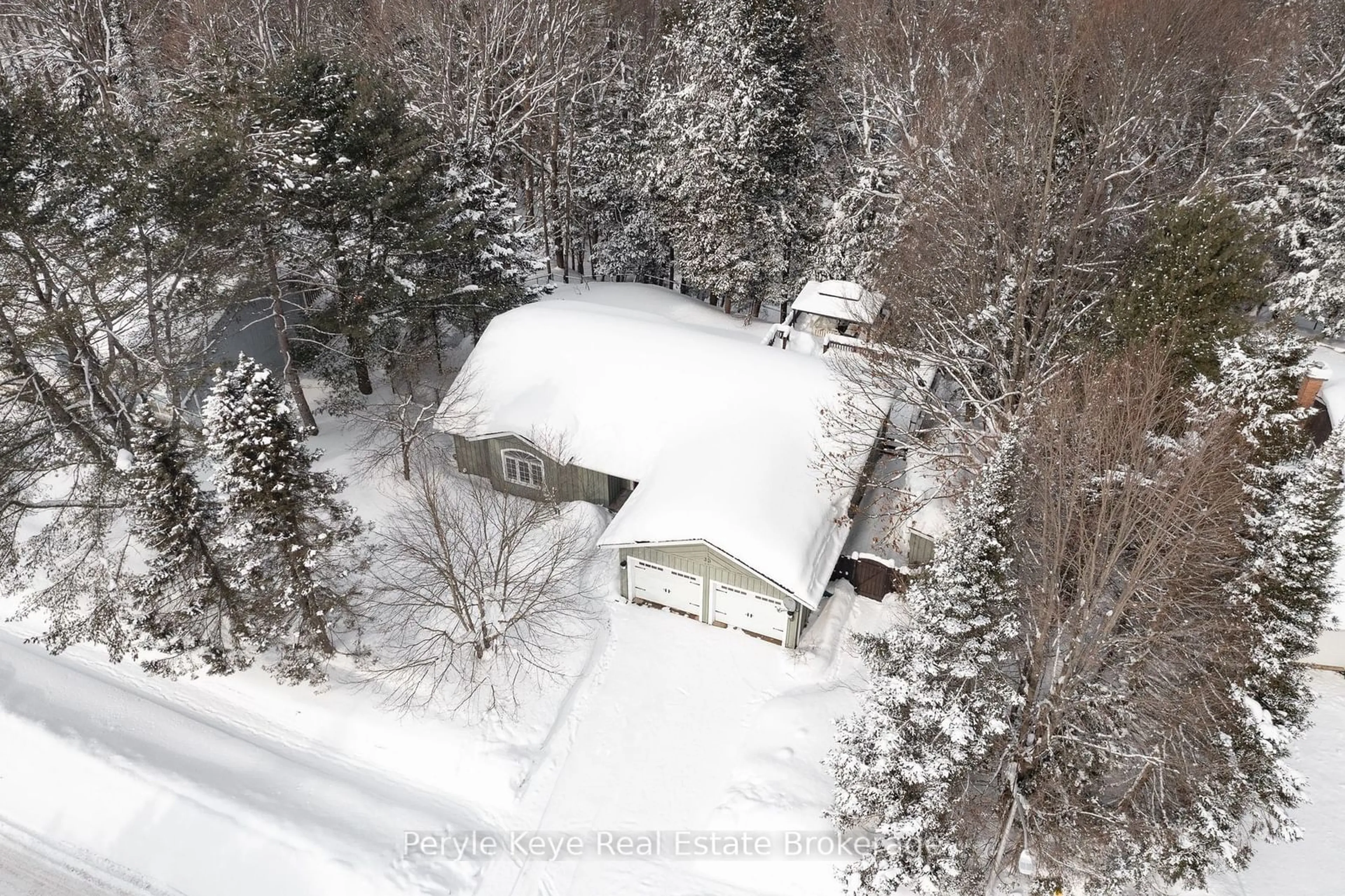 A pic from outside/outdoor area/front of a property/back of a property/a pic from drone, unknown for 33 Meadow Heights Dr, Bracebridge Ontario P1L 1A2