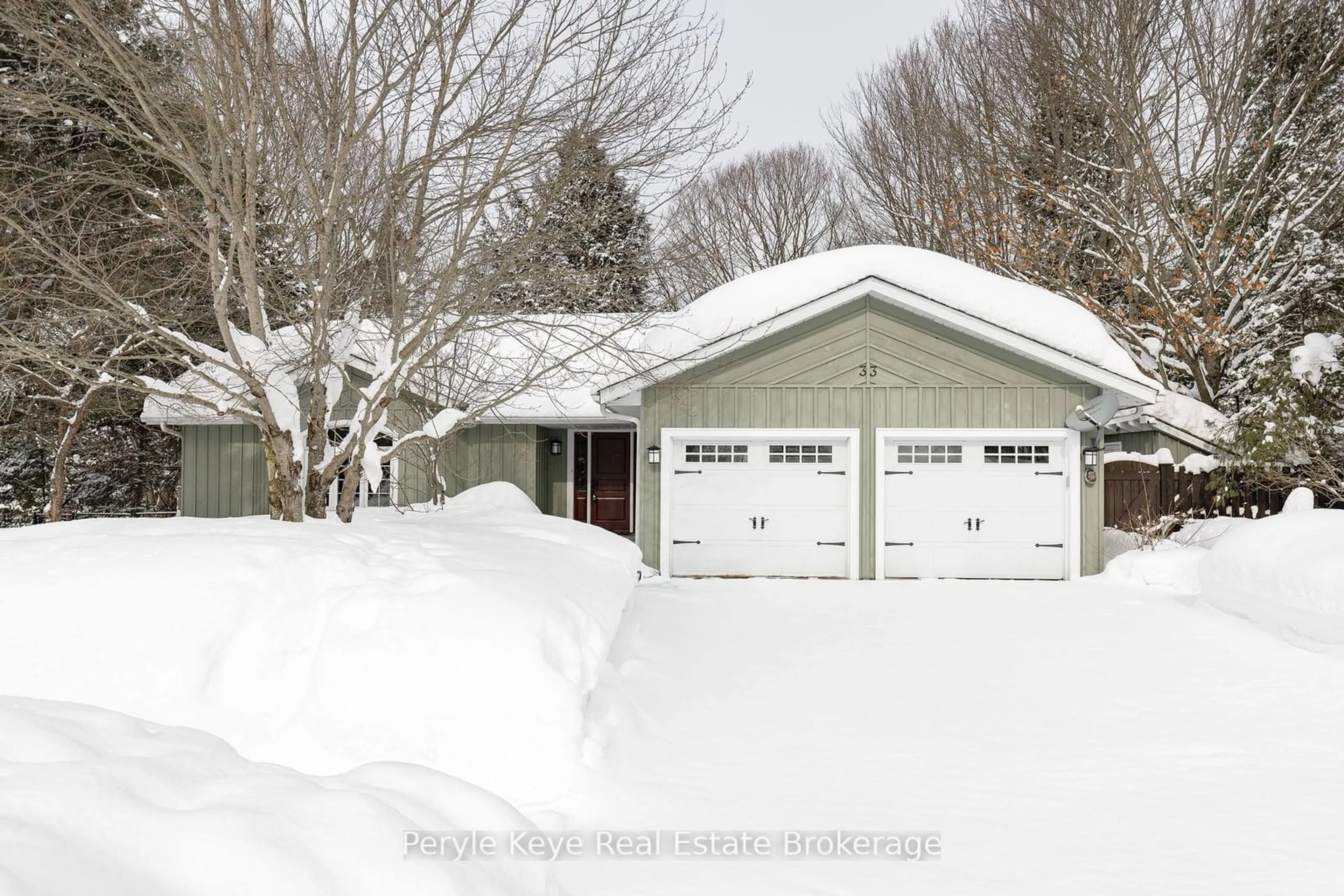 Indoor garage for 33 Meadow Heights Dr, Bracebridge Ontario P1L 1A2