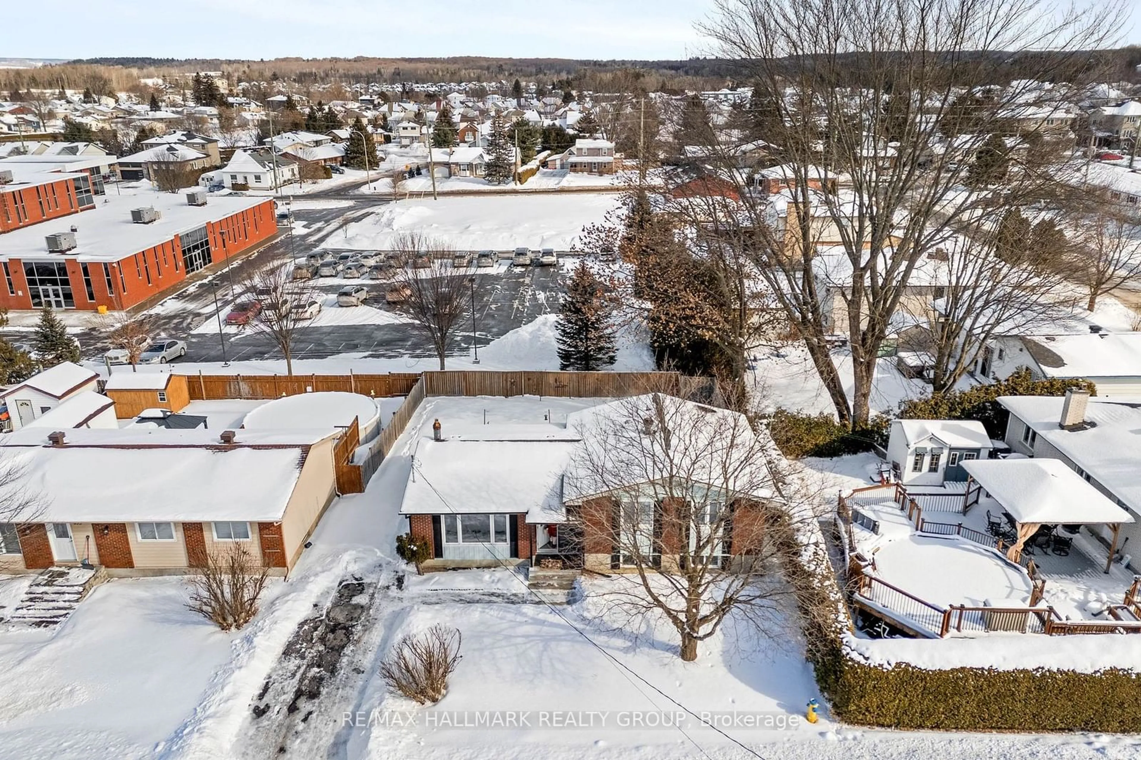 A pic from outside/outdoor area/front of a property/back of a property/a pic from drone, street for 411 Gilles St, Clarence-Rockland Ontario K4K 1G5