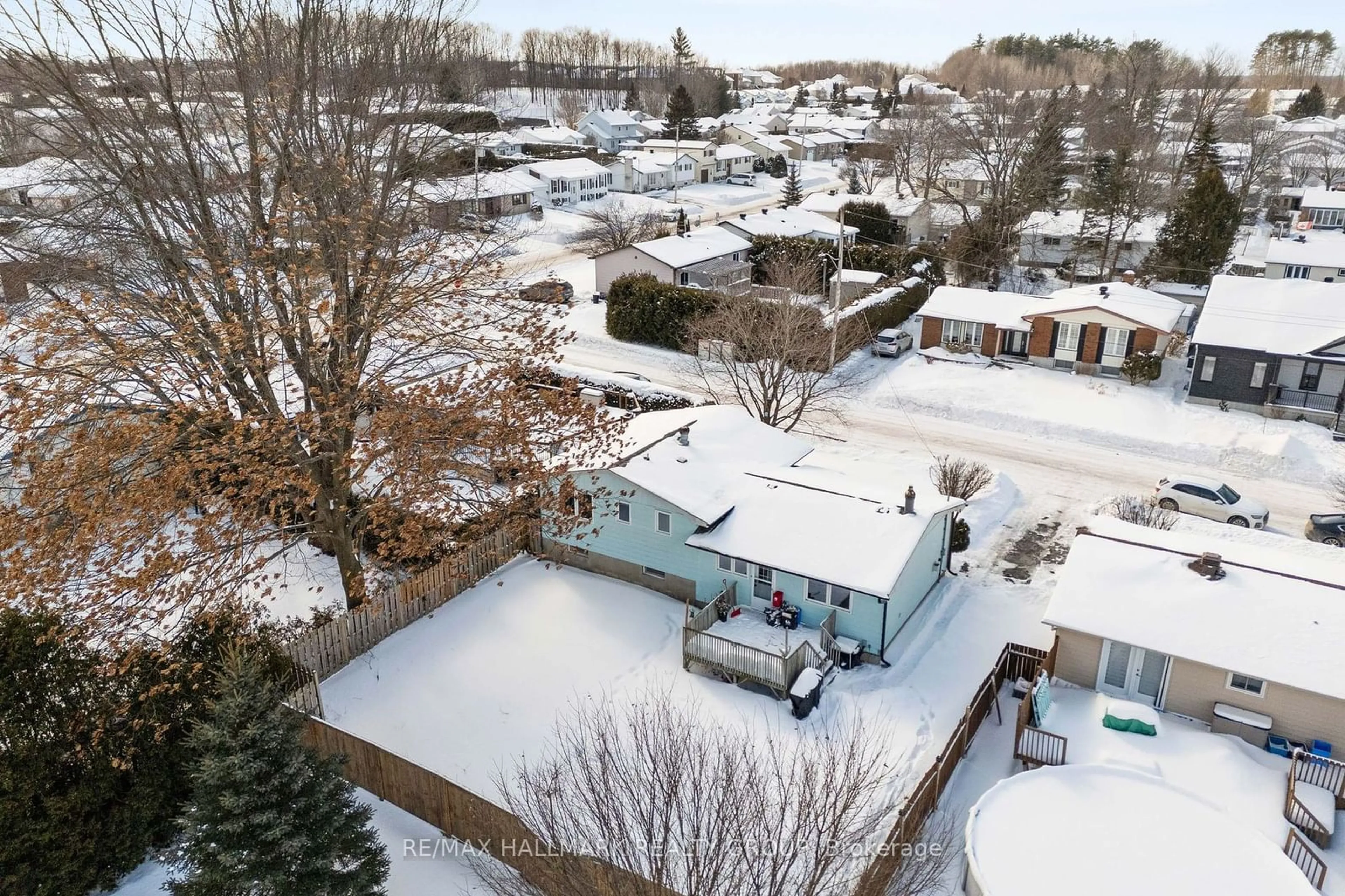 A pic from outside/outdoor area/front of a property/back of a property/a pic from drone, street for 411 Gilles St, Clarence-Rockland Ontario K4K 1G5