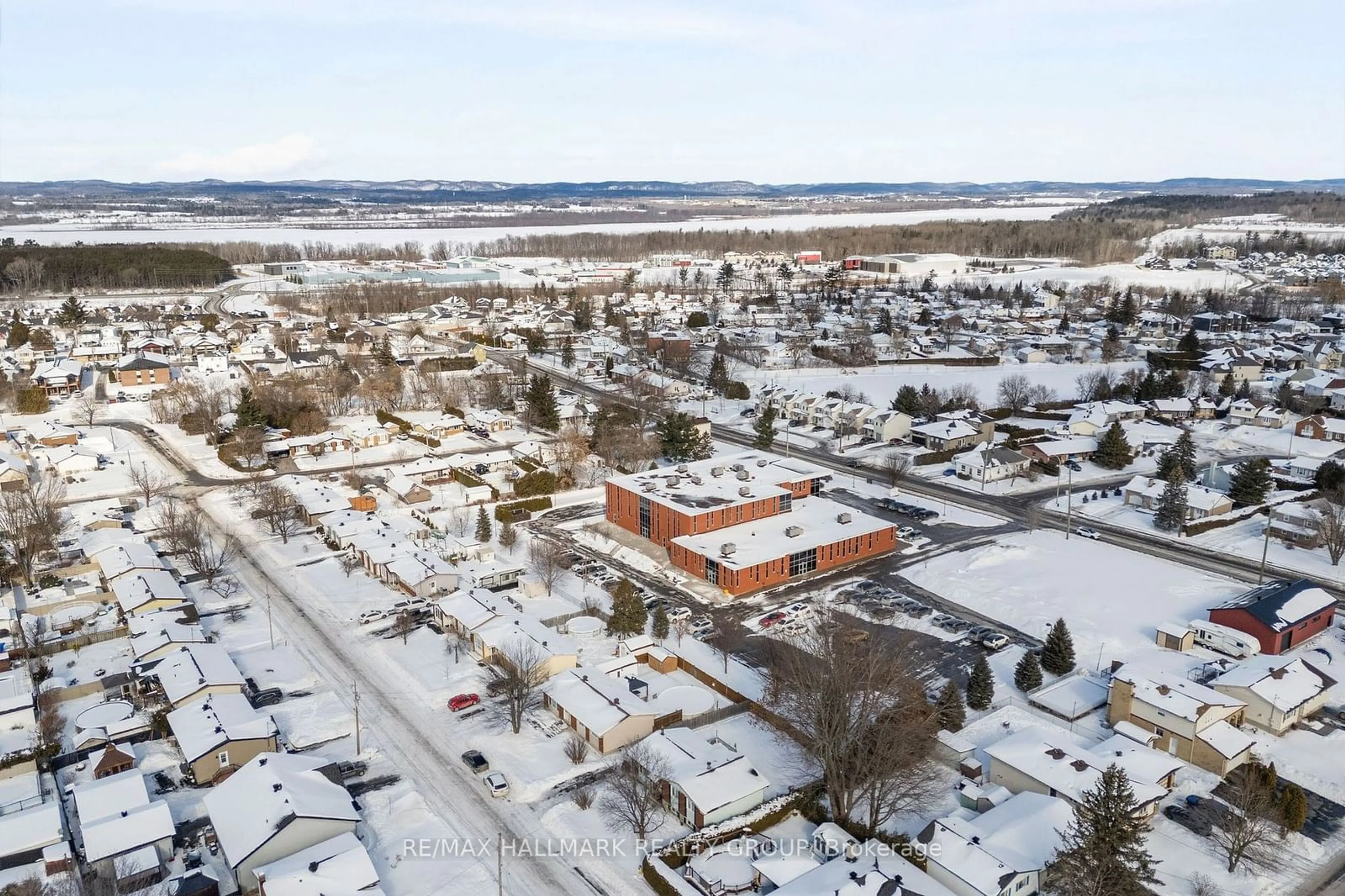 A pic from outside/outdoor area/front of a property/back of a property/a pic from drone, unknown for 411 Gilles St, Clarence-Rockland Ontario K4K 1G5