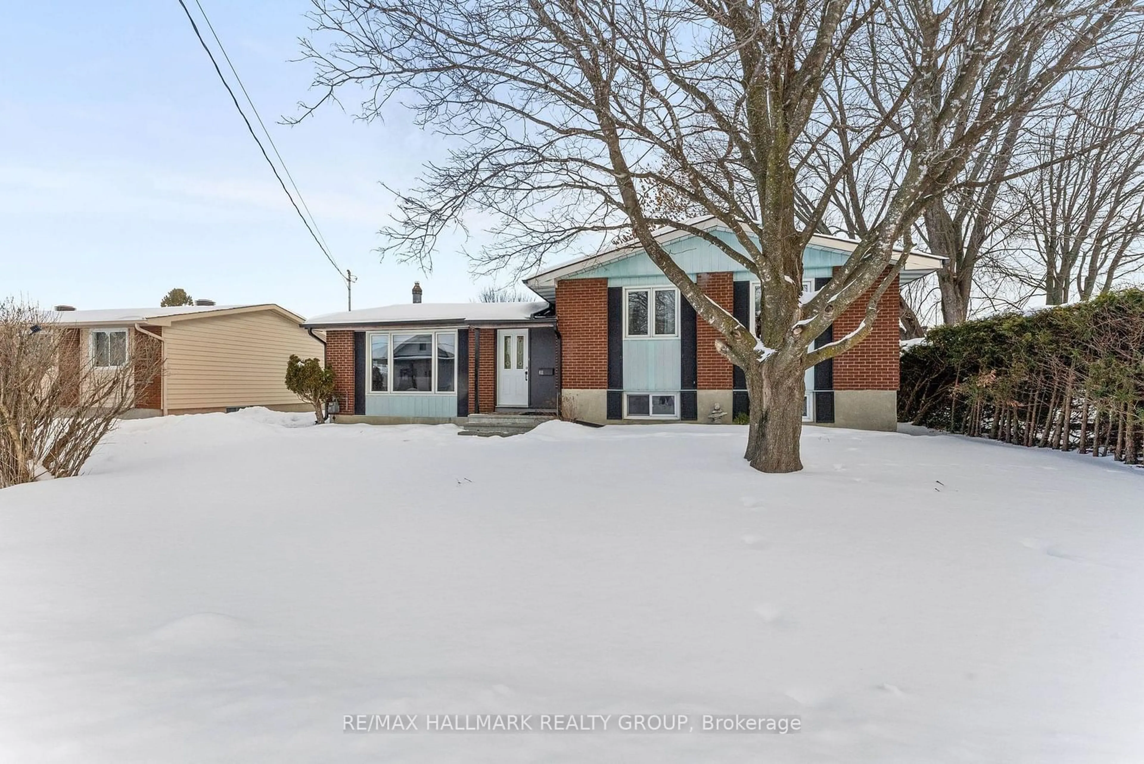 A pic from outside/outdoor area/front of a property/back of a property/a pic from drone, street for 411 Gilles St, Clarence-Rockland Ontario K4K 1G5