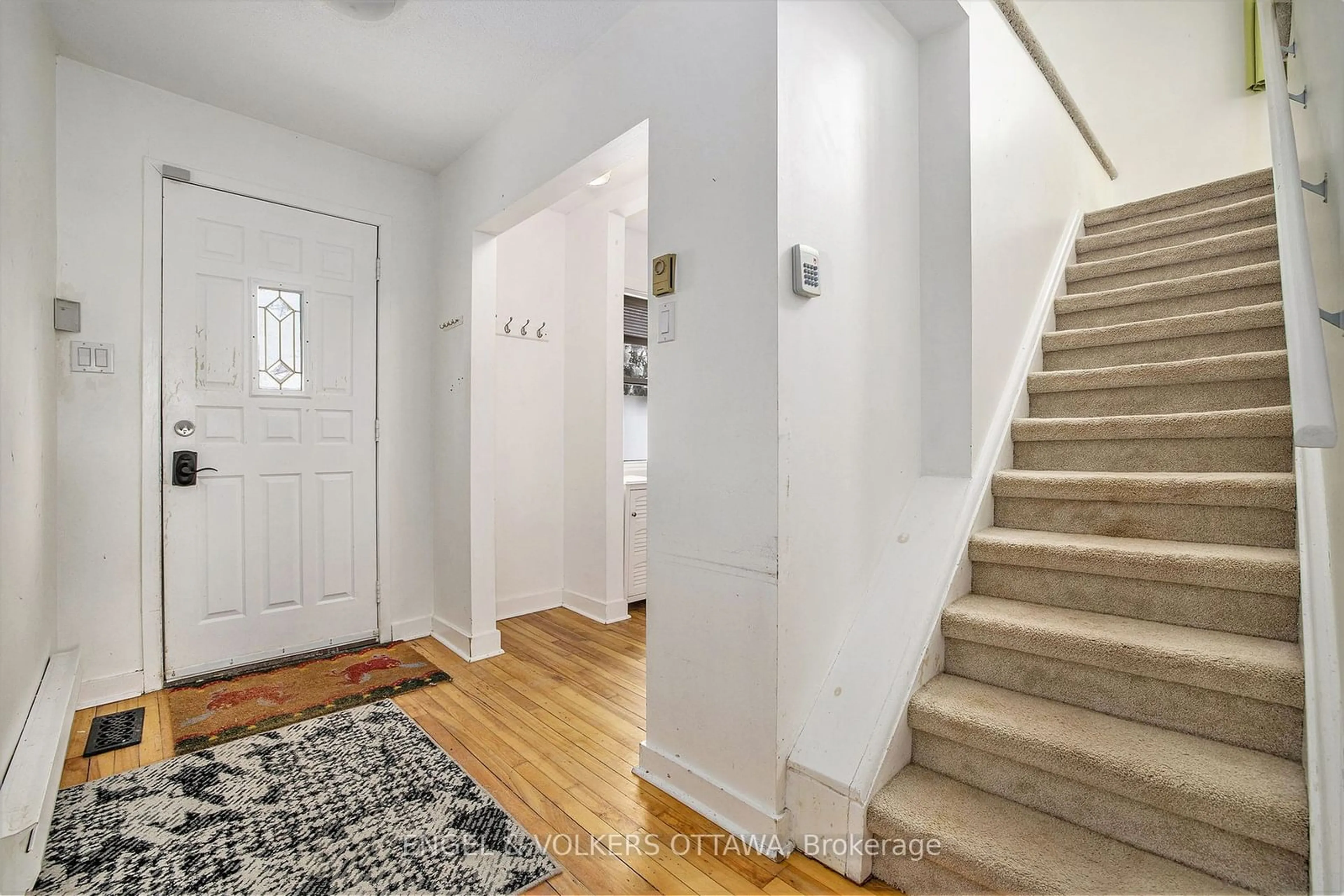 Indoor entryway for 2825 Haughton Ave, Britannia - Lincoln Heights and Area Ontario K2B 6Z2