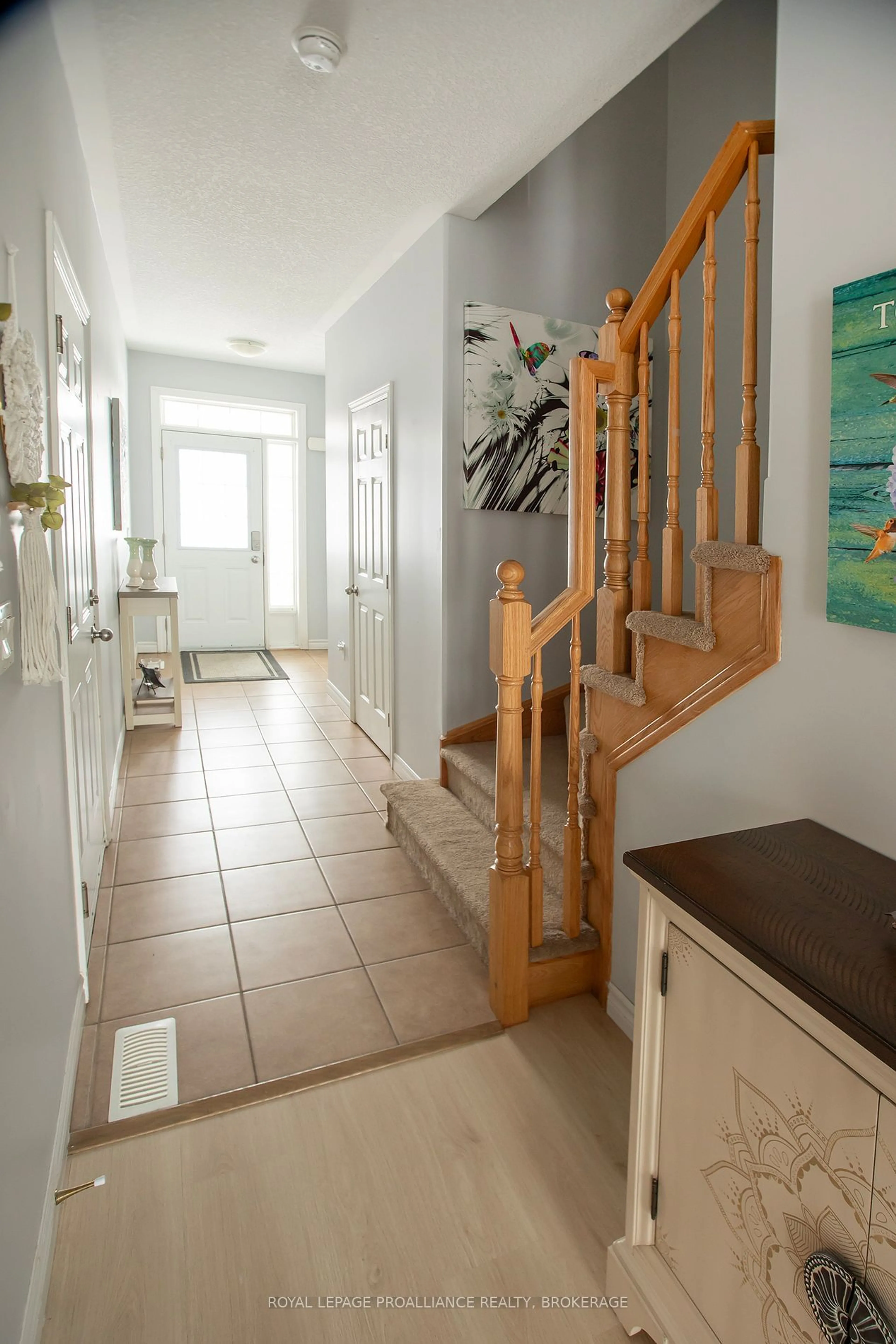 Indoor foyer for 875 Newmarket Lane, Kingston Ontario K7K 0C8