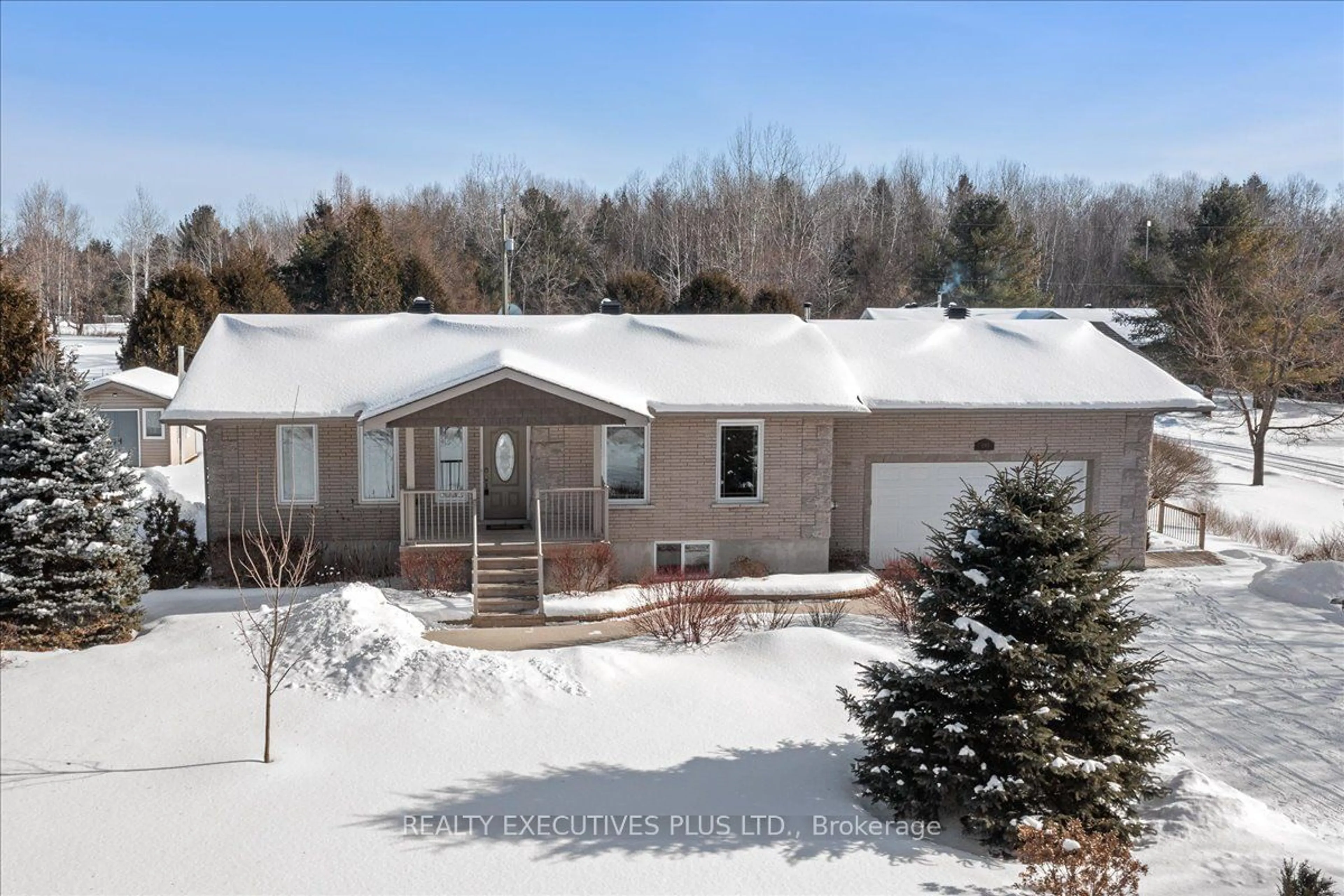 A pic from outside/outdoor area/front of a property/back of a property/a pic from drone, unknown for 1093 Brazeau Rd, Clarence-Rockland Ontario K0A 1N0