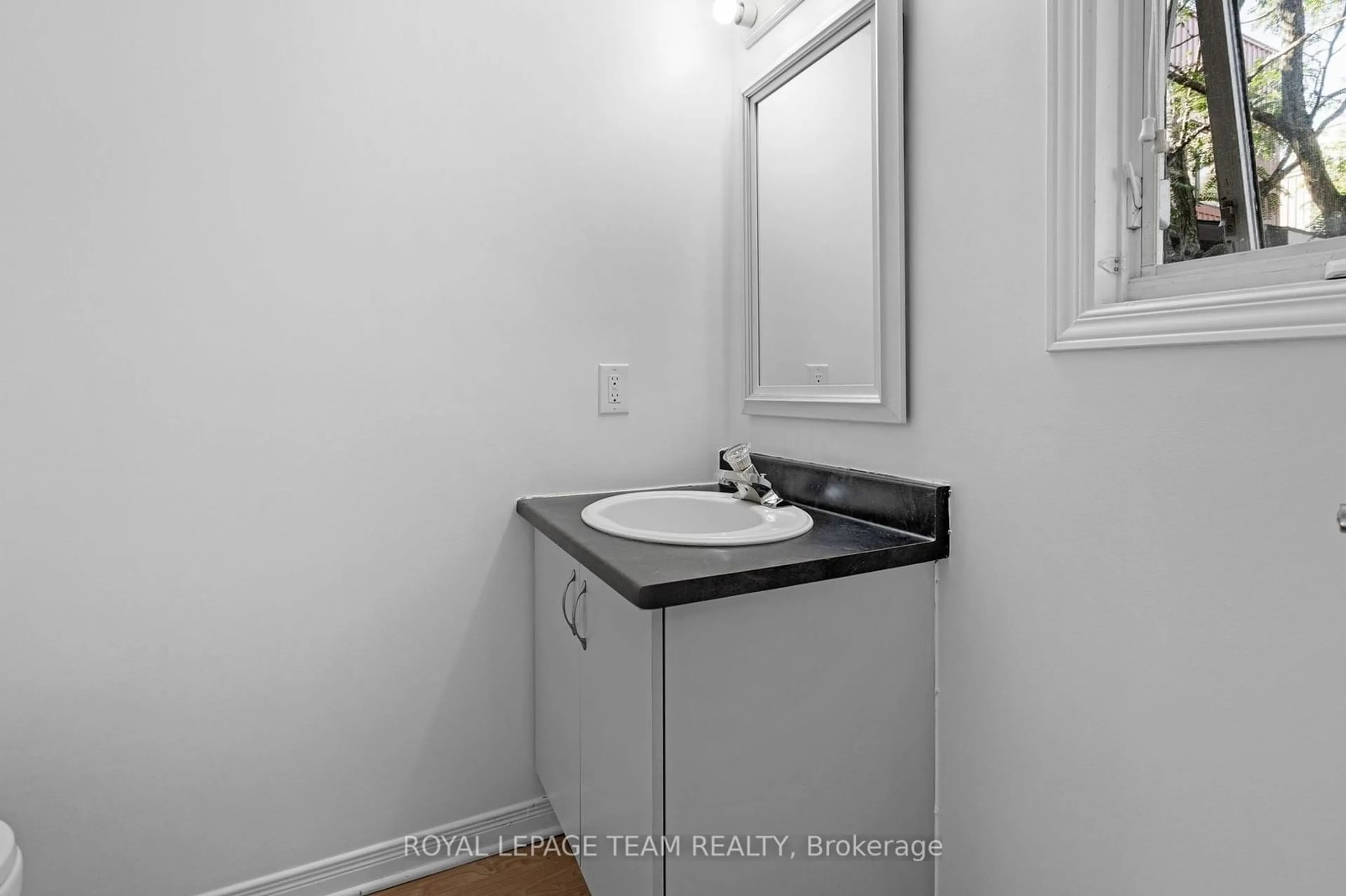 Standard bathroom, unknown for 270 King Edward Ave, Lower Town - Sandy Hill Ontario K1N 7M1