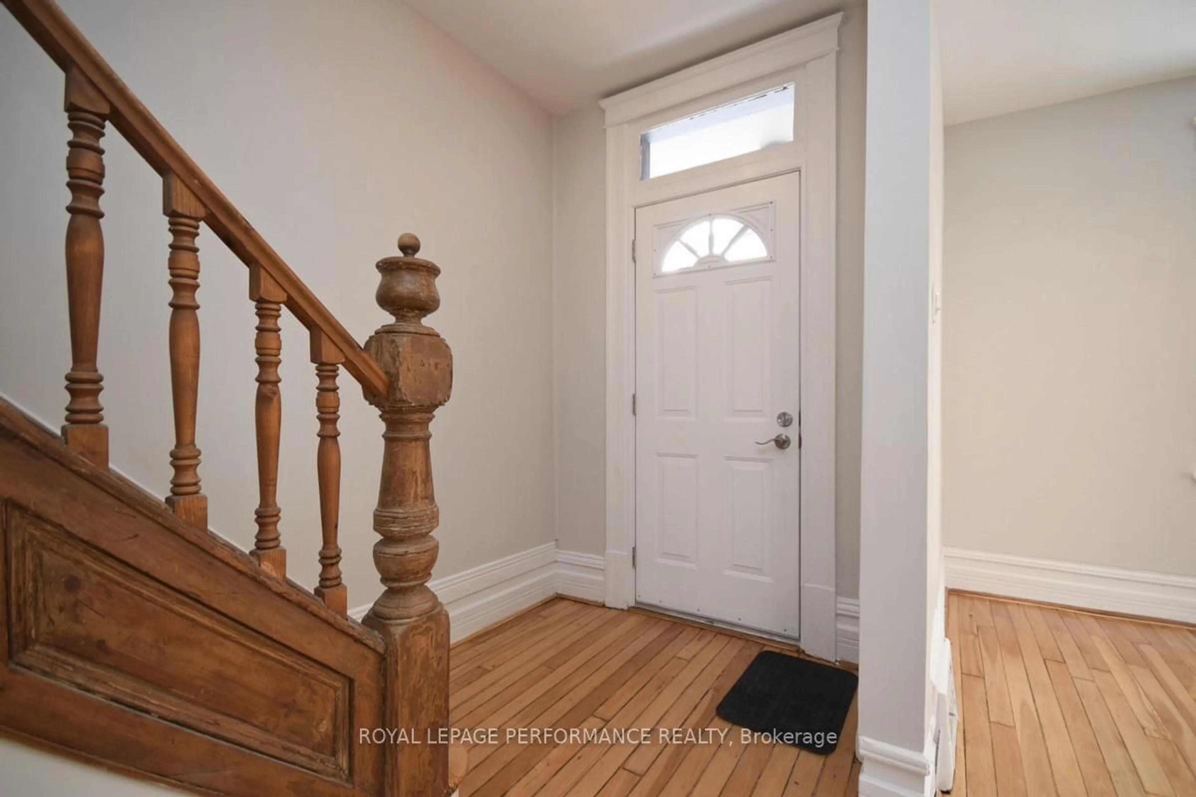 Indoor entryway for 71 Grosvenor Ave, Ottawa Ontario K1S 4S5