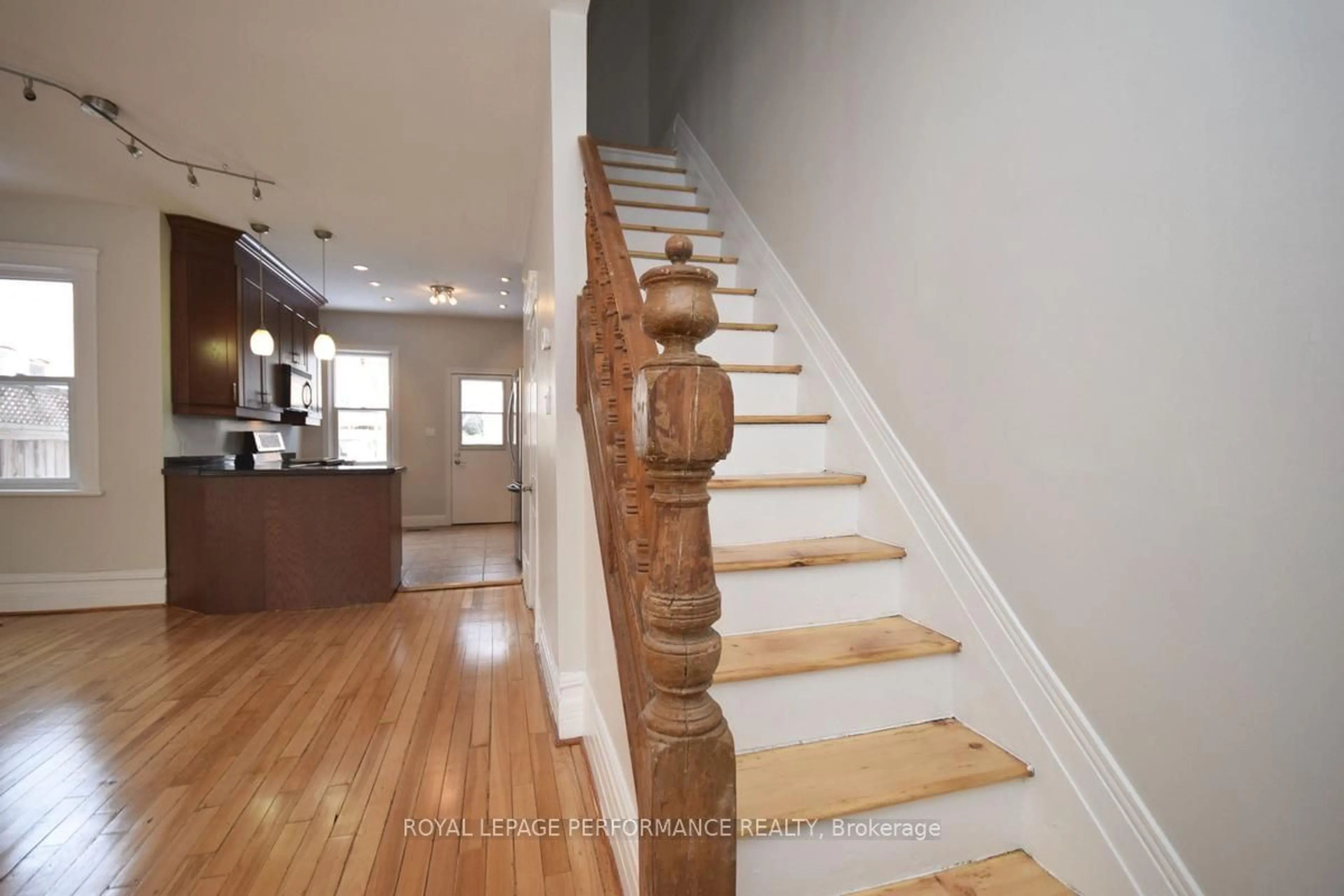 Stairs for 71 Grosvenor Ave, Ottawa Ontario K1S 4S5