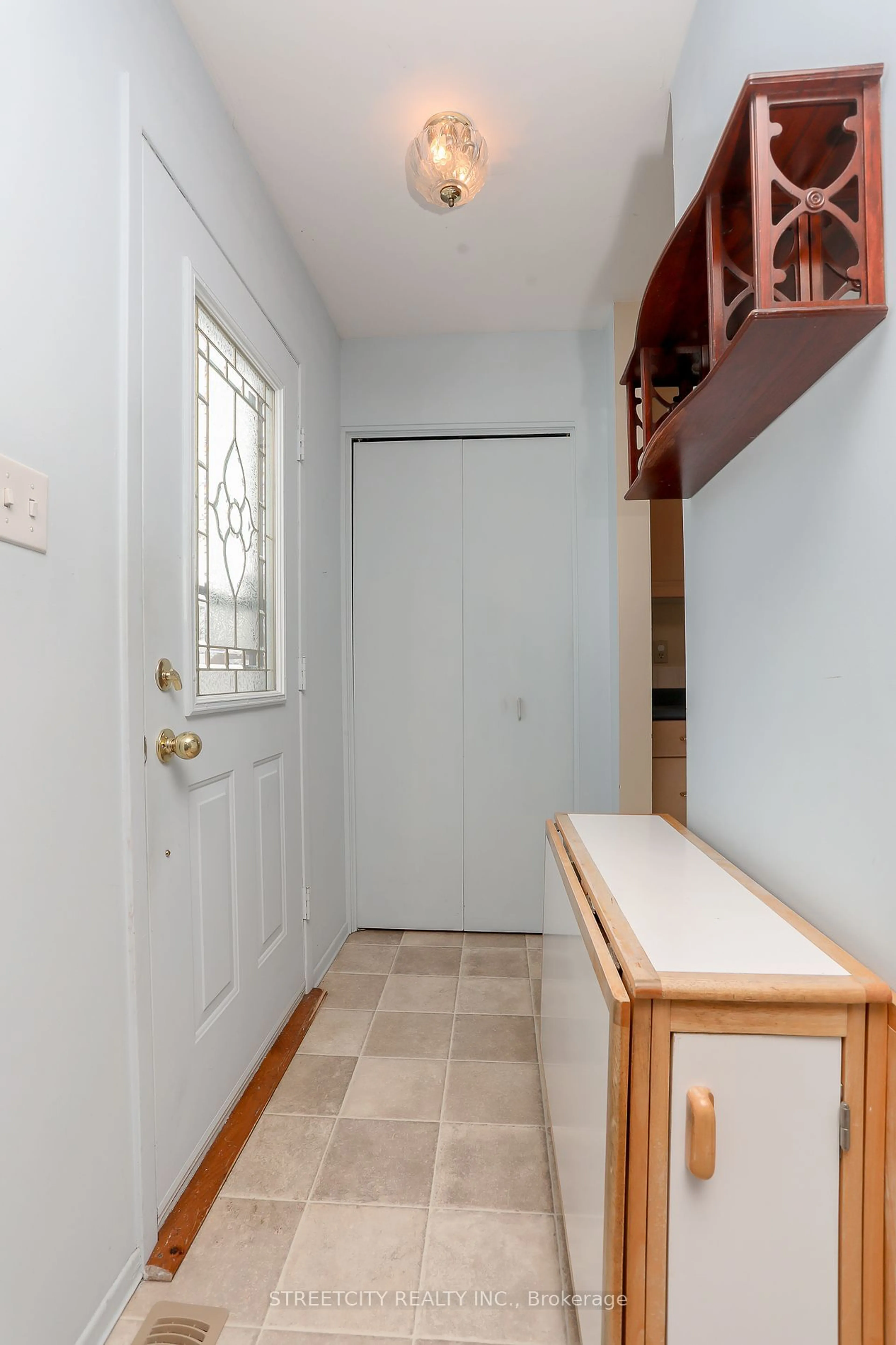 Indoor entryway for 383 Speight Blvd, London Ontario N5V 3J8