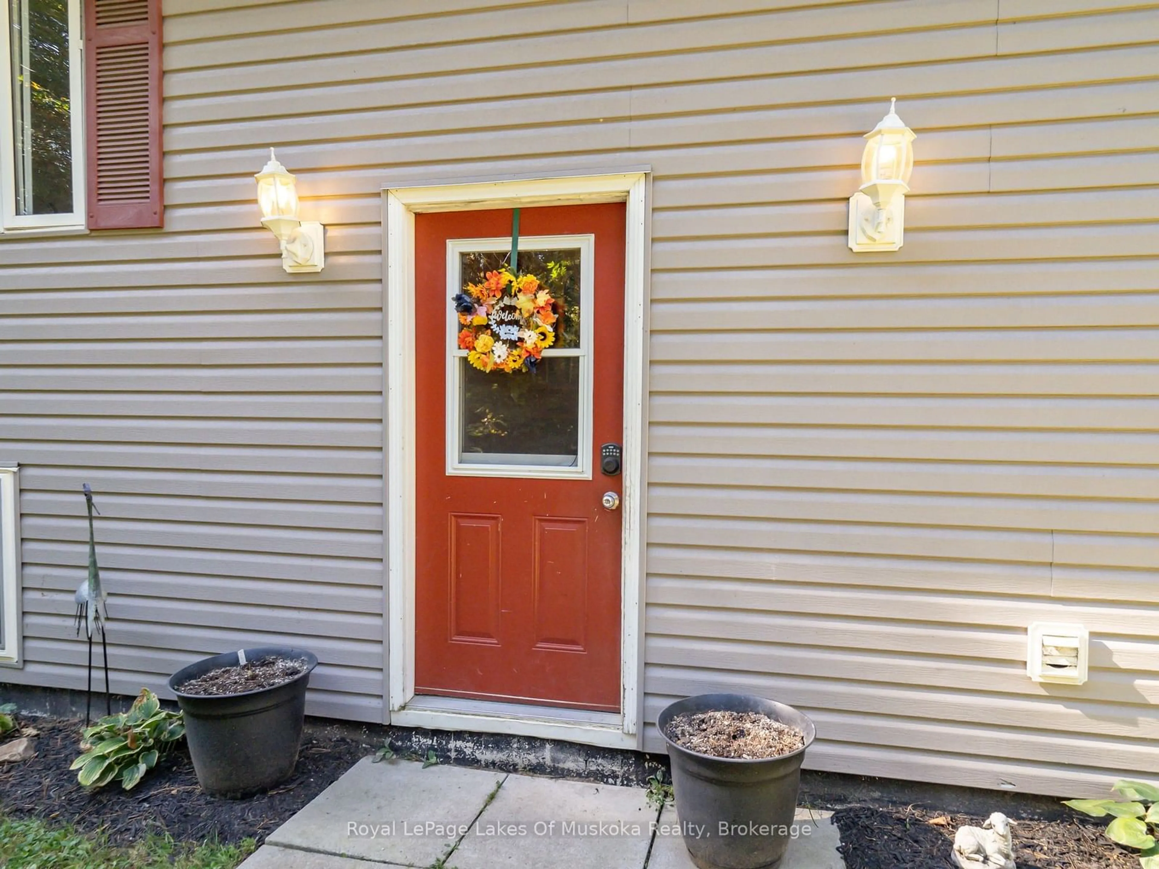 Indoor entryway for 780 MANITOBA St, Bracebridge Ontario P1L 0K8