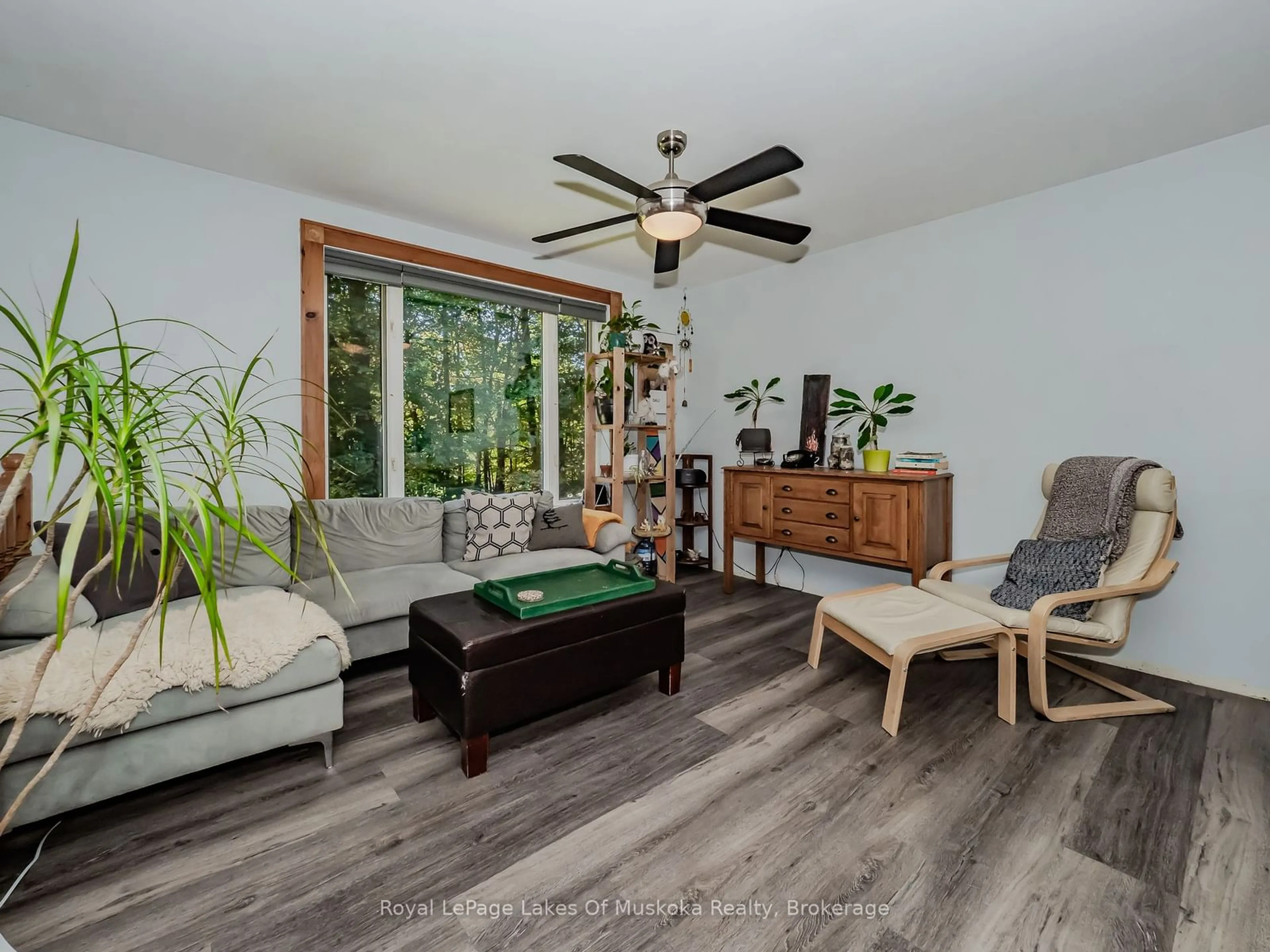 Living room with furniture, wood/laminate floor for 780 MANITOBA St, Bracebridge Ontario P1L 0K8