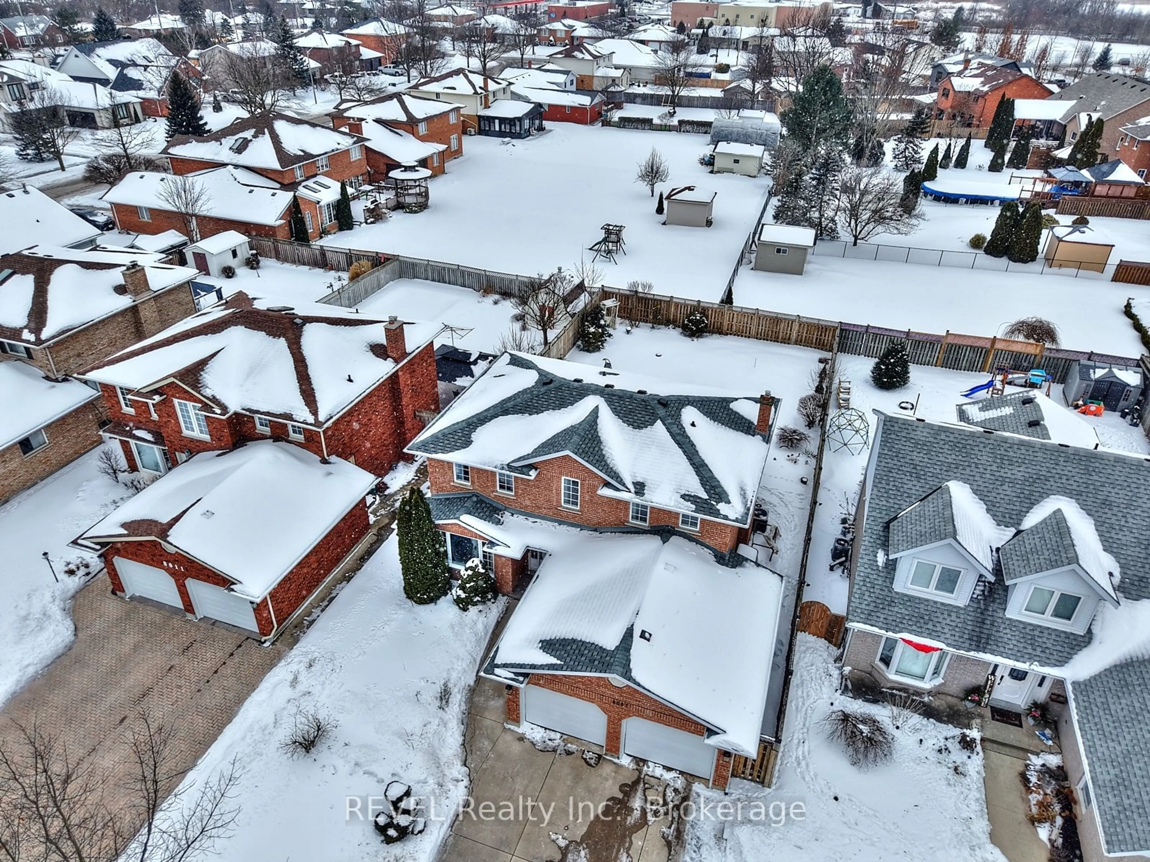 A pic from outside/outdoor area/front of a property/back of a property/a pic from drone, street for 8007 Oakridge Dr, Niagara Falls Ontario L2H 2W1