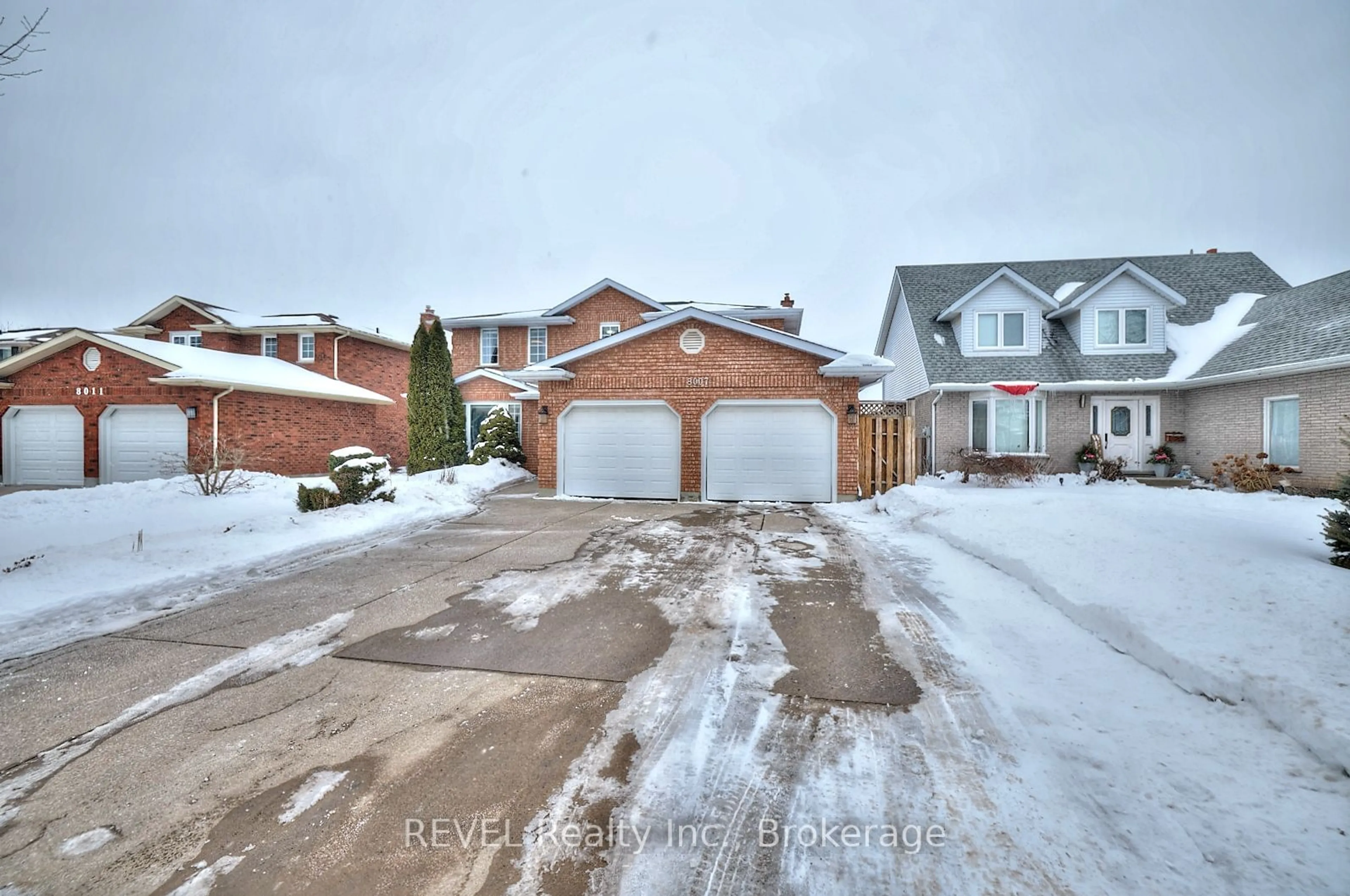 A pic from outside/outdoor area/front of a property/back of a property/a pic from drone, street for 8007 Oakridge Dr, Niagara Falls Ontario L2H 2W1