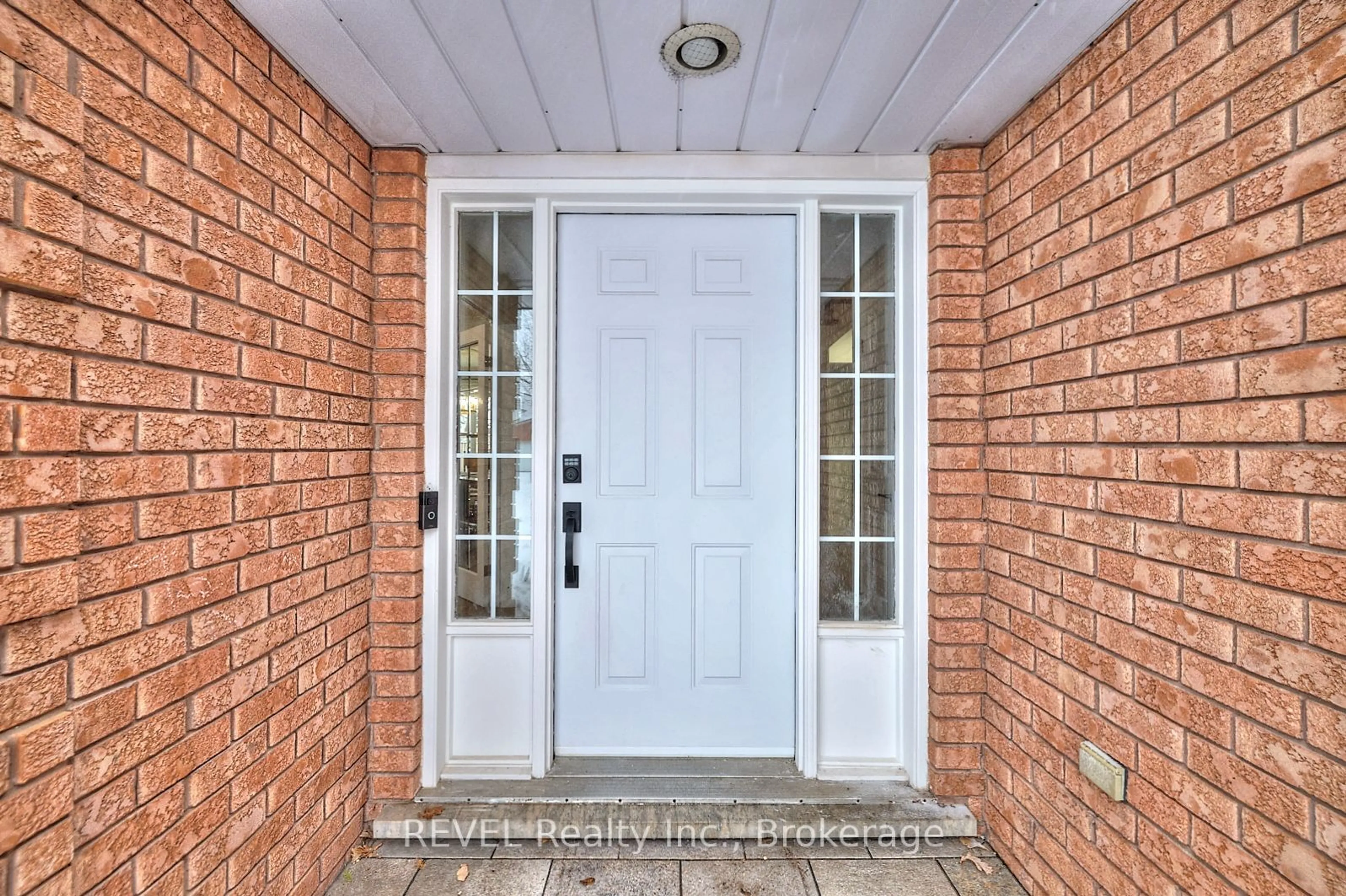 Indoor entryway for 8007 Oakridge Dr, Niagara Falls Ontario L2H 2W1