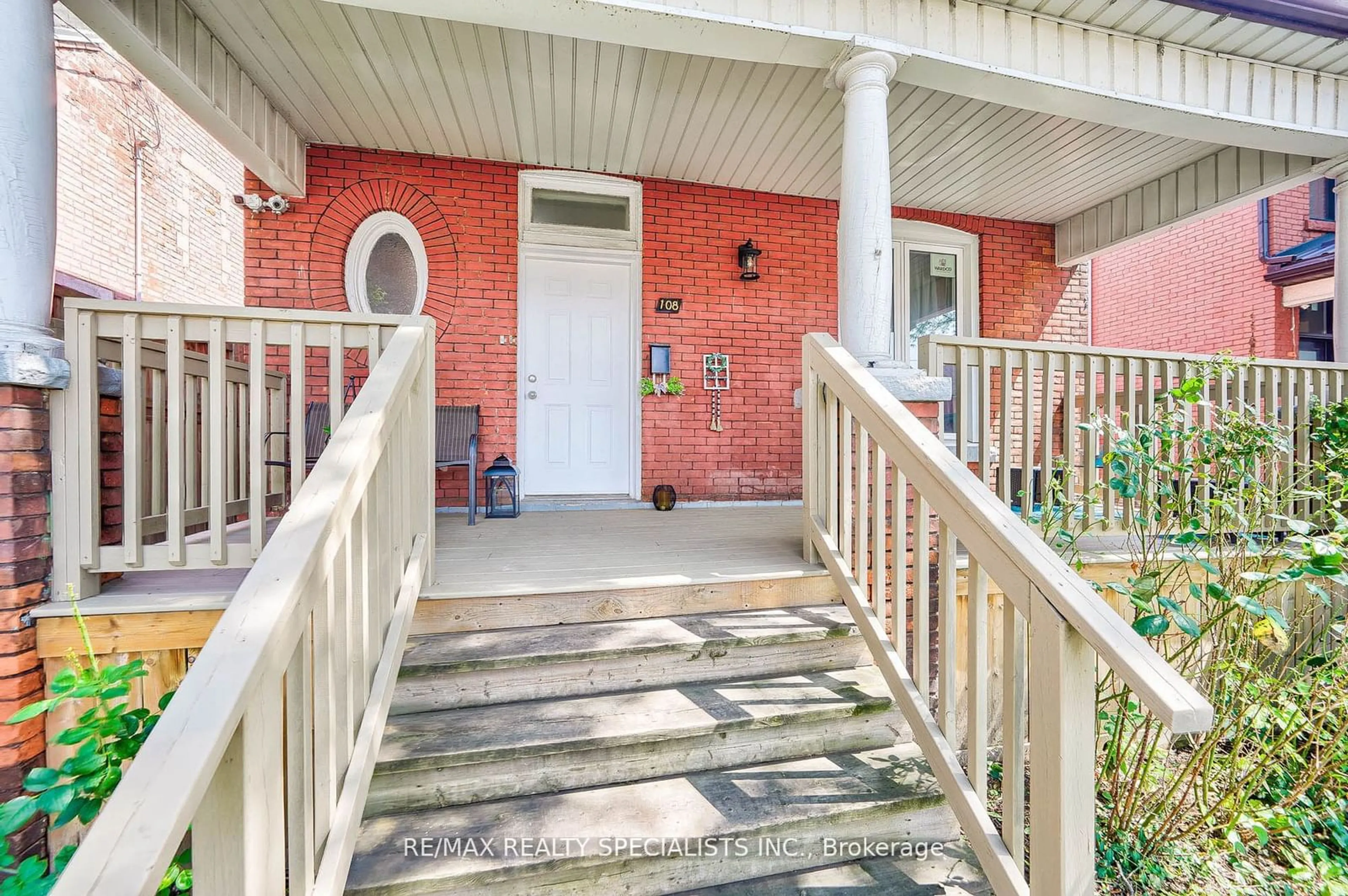 Indoor entryway for 108 Victoria Ave, Hamilton Ontario L8L 5E5