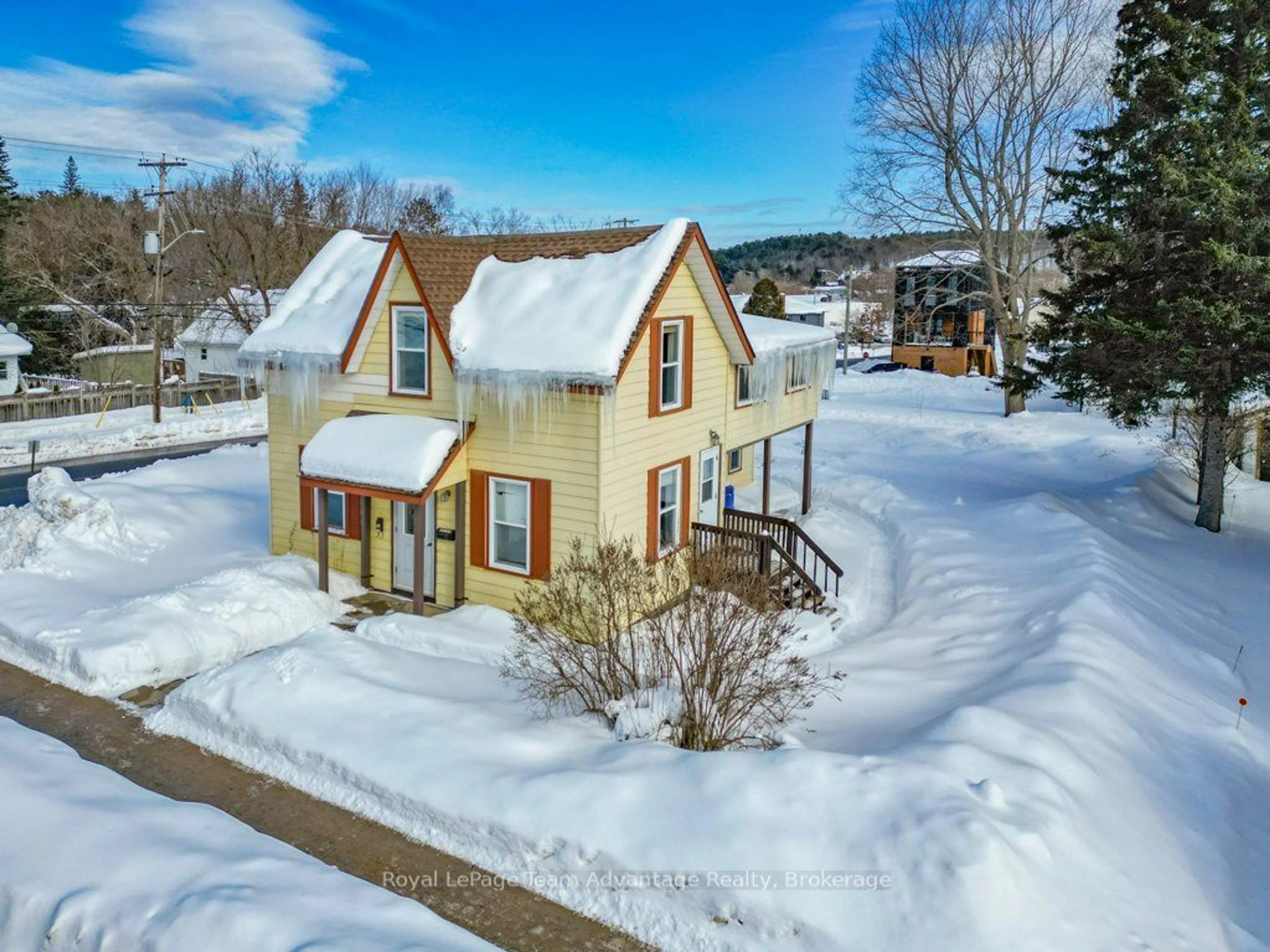 A pic from outside/outdoor area/front of a property/back of a property/a pic from drone, street for 73 Gibson St, Parry Sound Ontario P2A 1X2