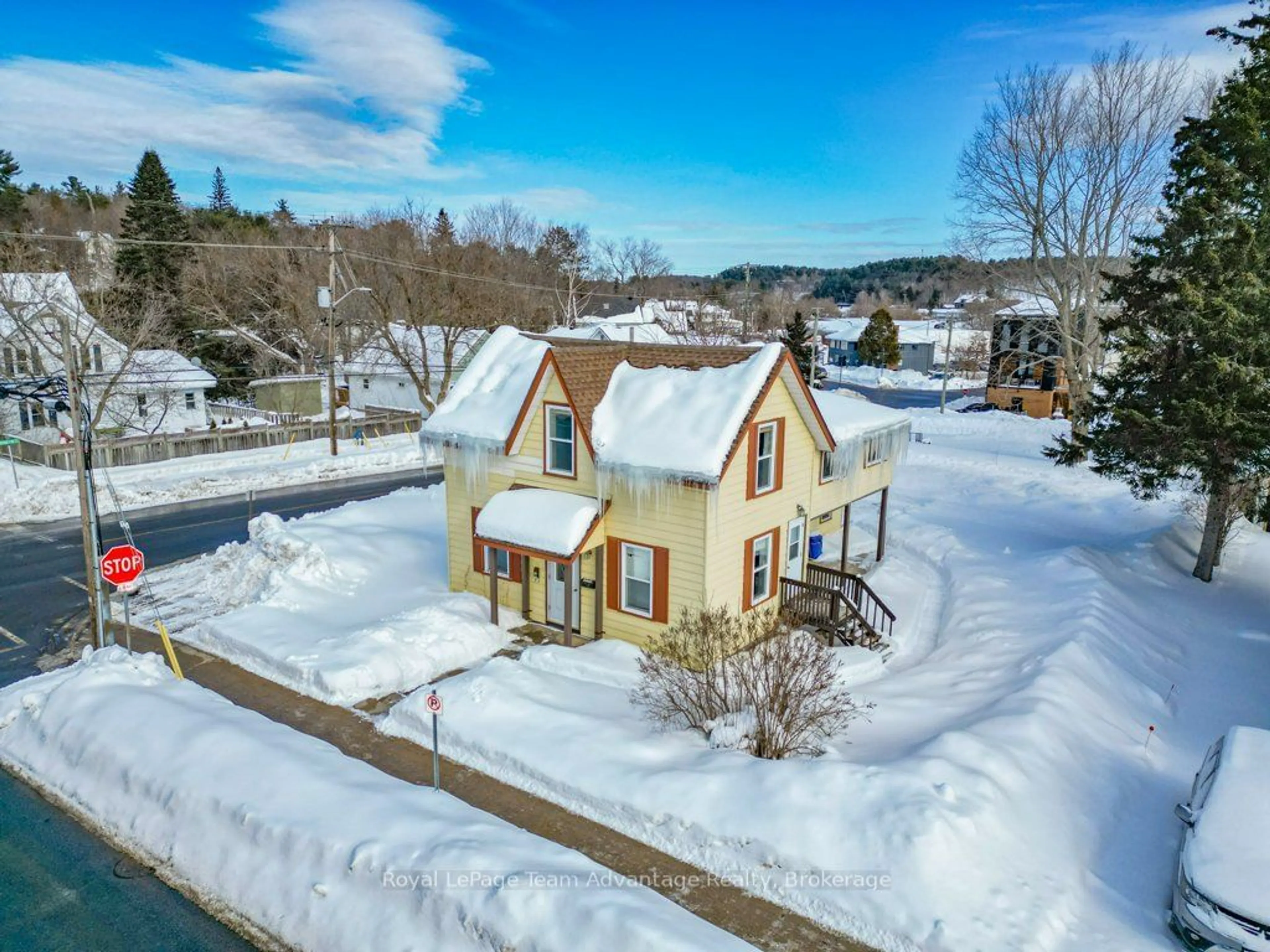 A pic from outside/outdoor area/front of a property/back of a property/a pic from drone, street for 73 Gibson St, Parry Sound Ontario P2A 1X2