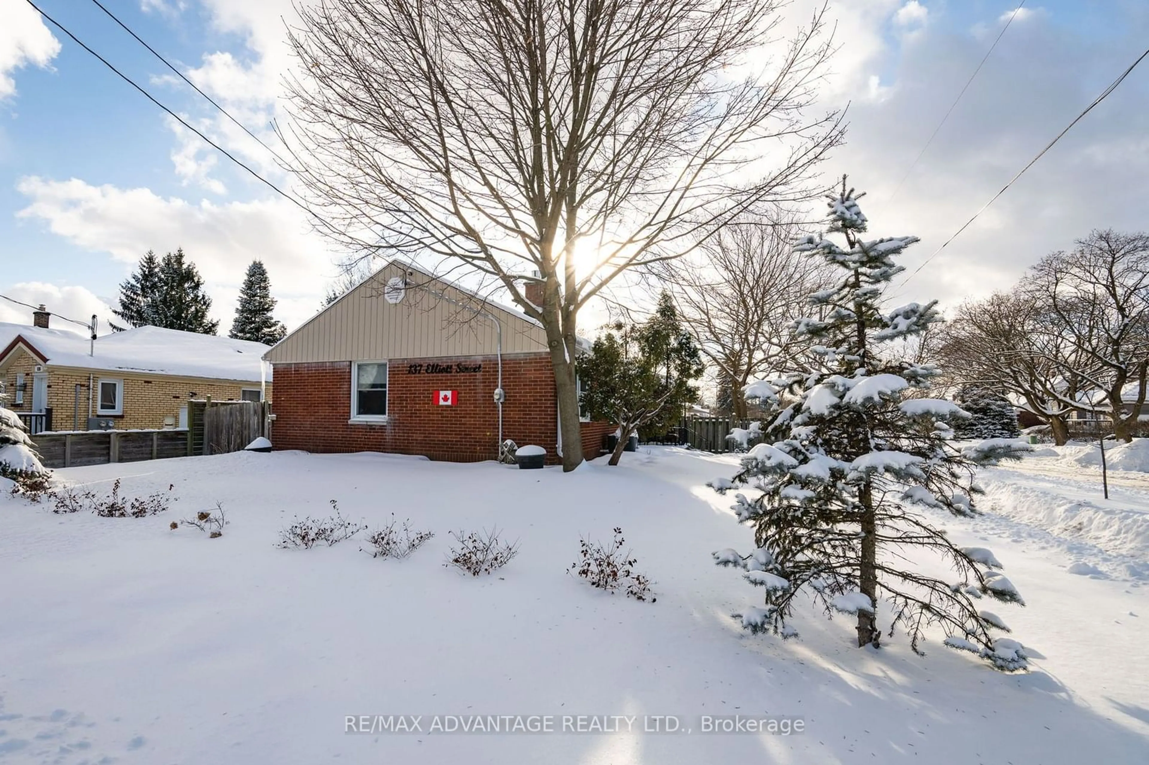 A pic from outside/outdoor area/front of a property/back of a property/a pic from drone, street for 137 Elliott St, London Ontario N5Y 2E8