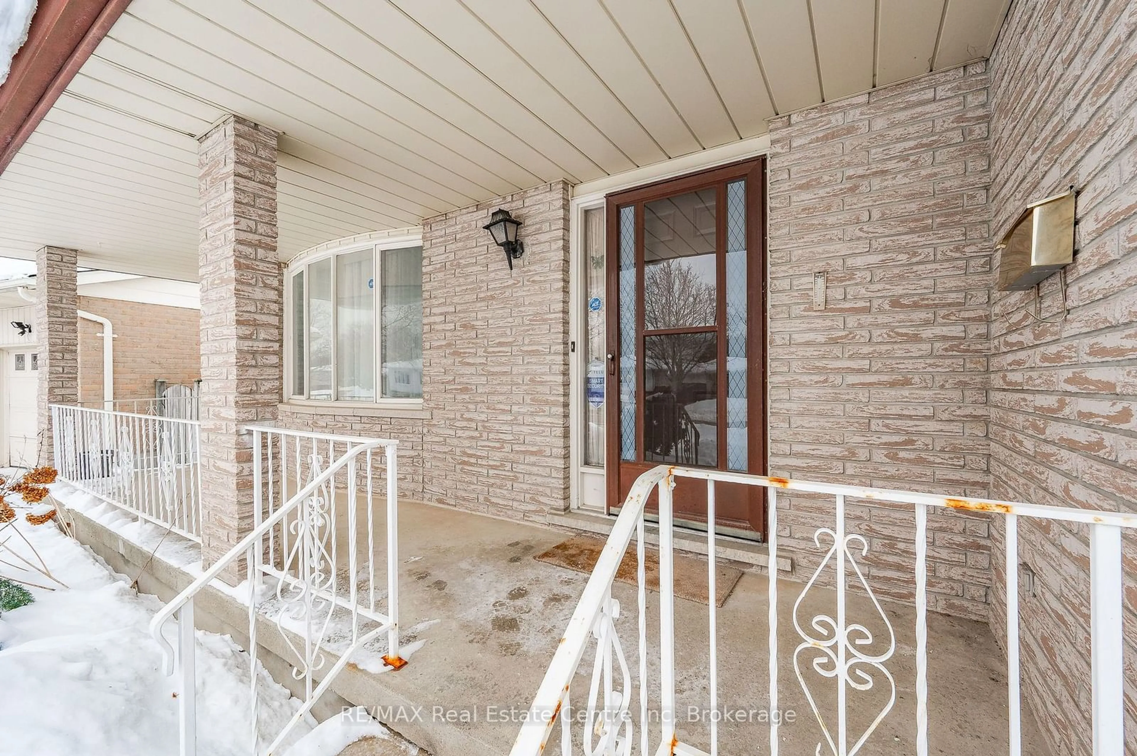 Indoor foyer for 37 Tuerr Dr, Kitchener Ontario N2E 2L9