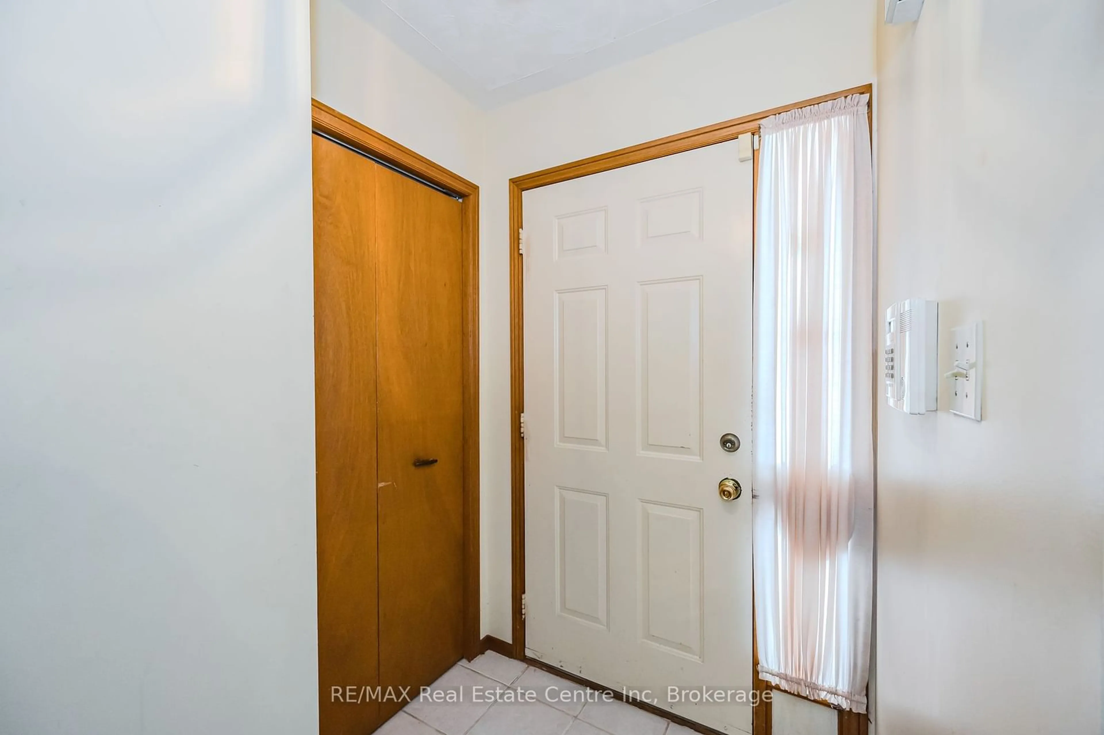 Indoor entryway for 37 Tuerr Dr, Kitchener Ontario N2E 2L9